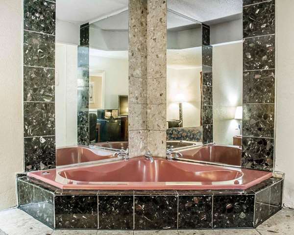 Suite - Econo Lodge Scranton - I-81, Exit 182