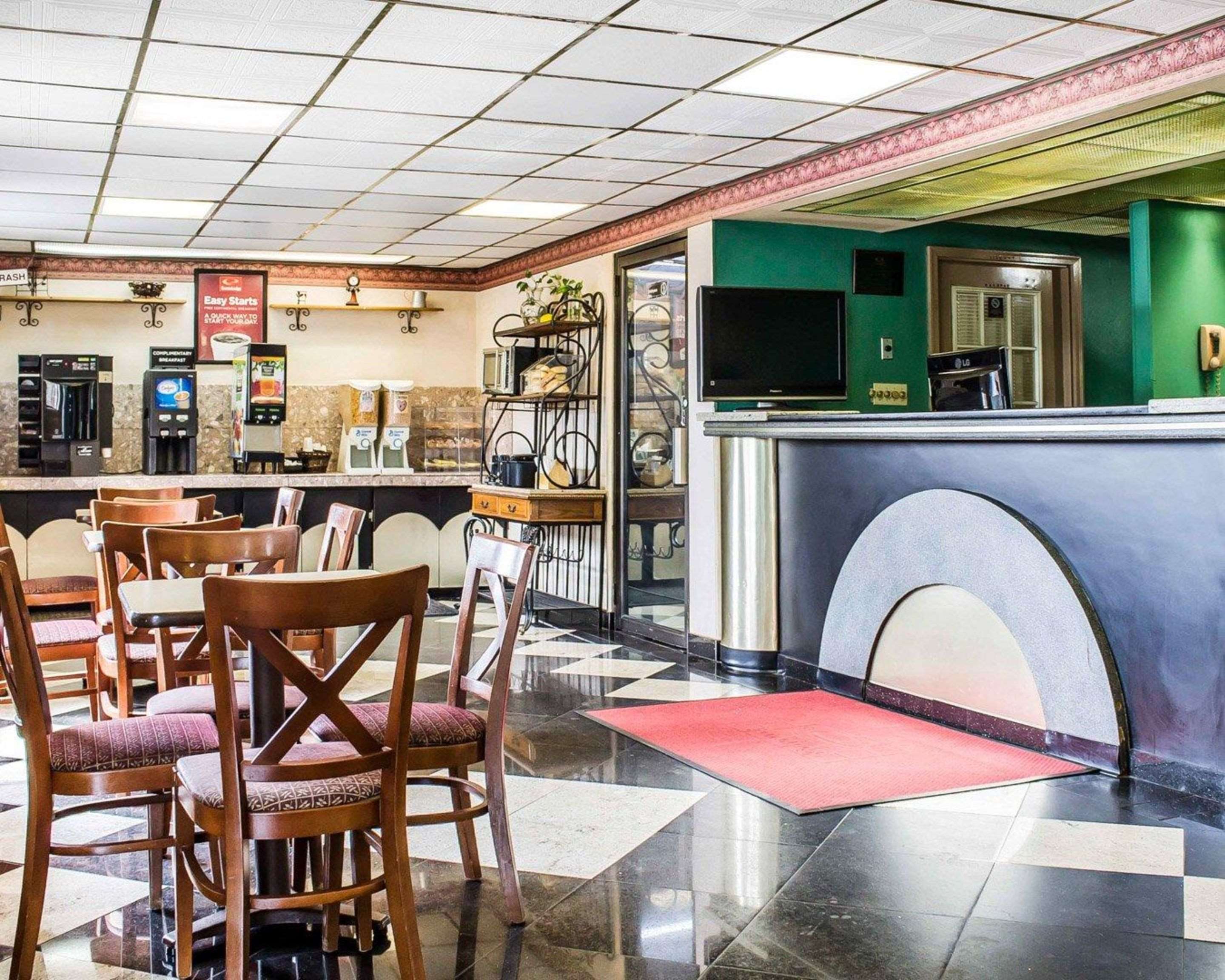 Hotel lobby | Econo Lodge Scranton near Montage Mountain