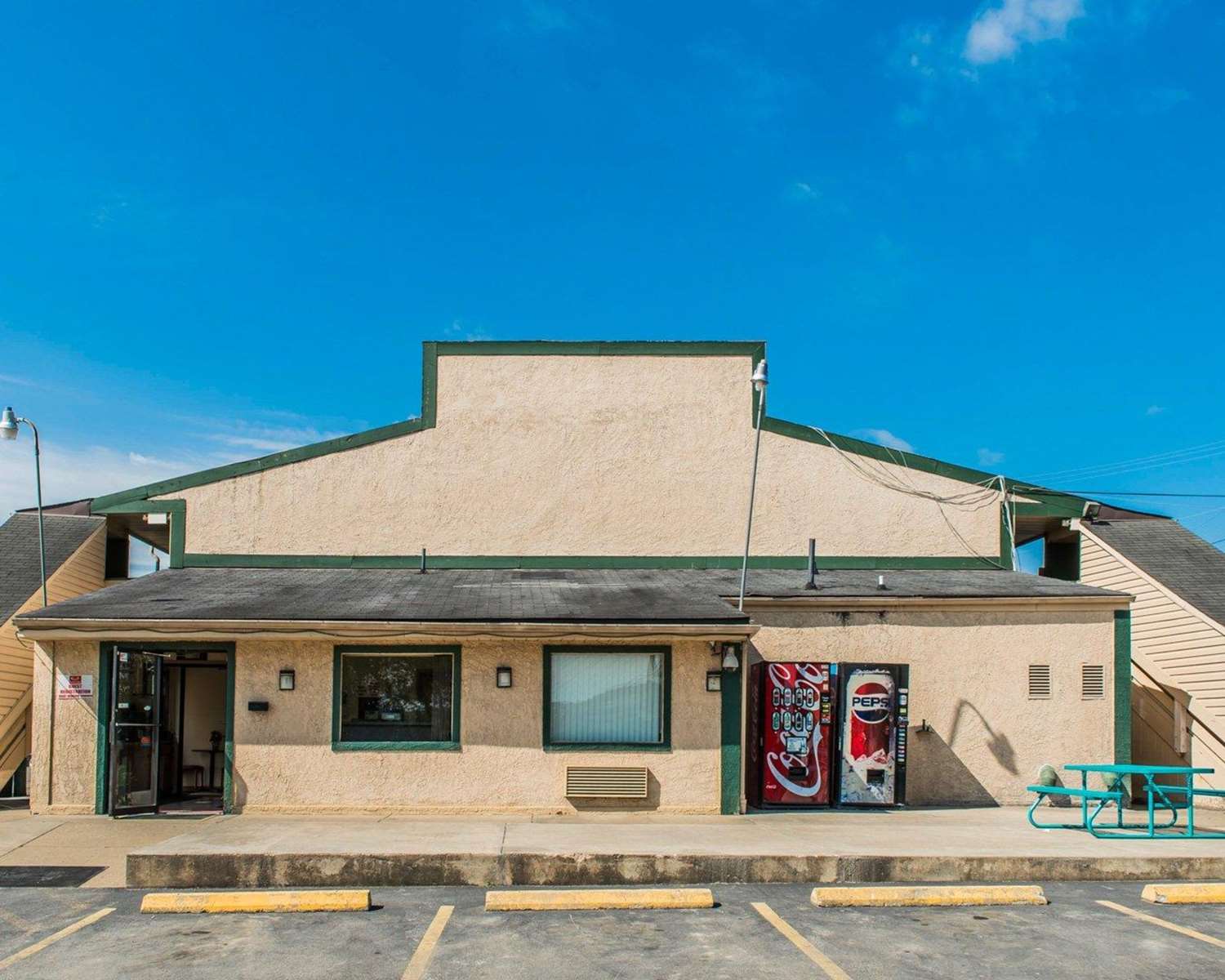 Econo Lodge Waynesburg, PA See Discounts