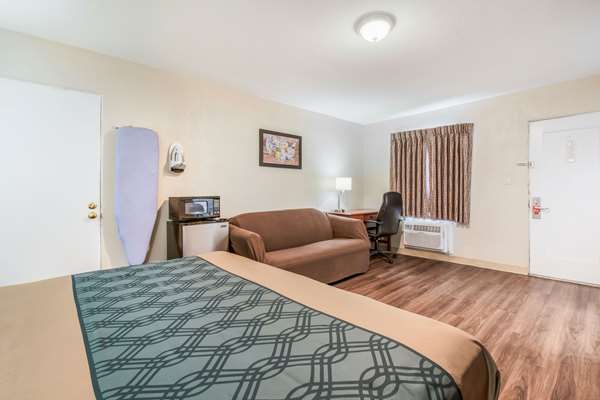  - Econo Lodge Mechanicsburg - I-76, Exit 236