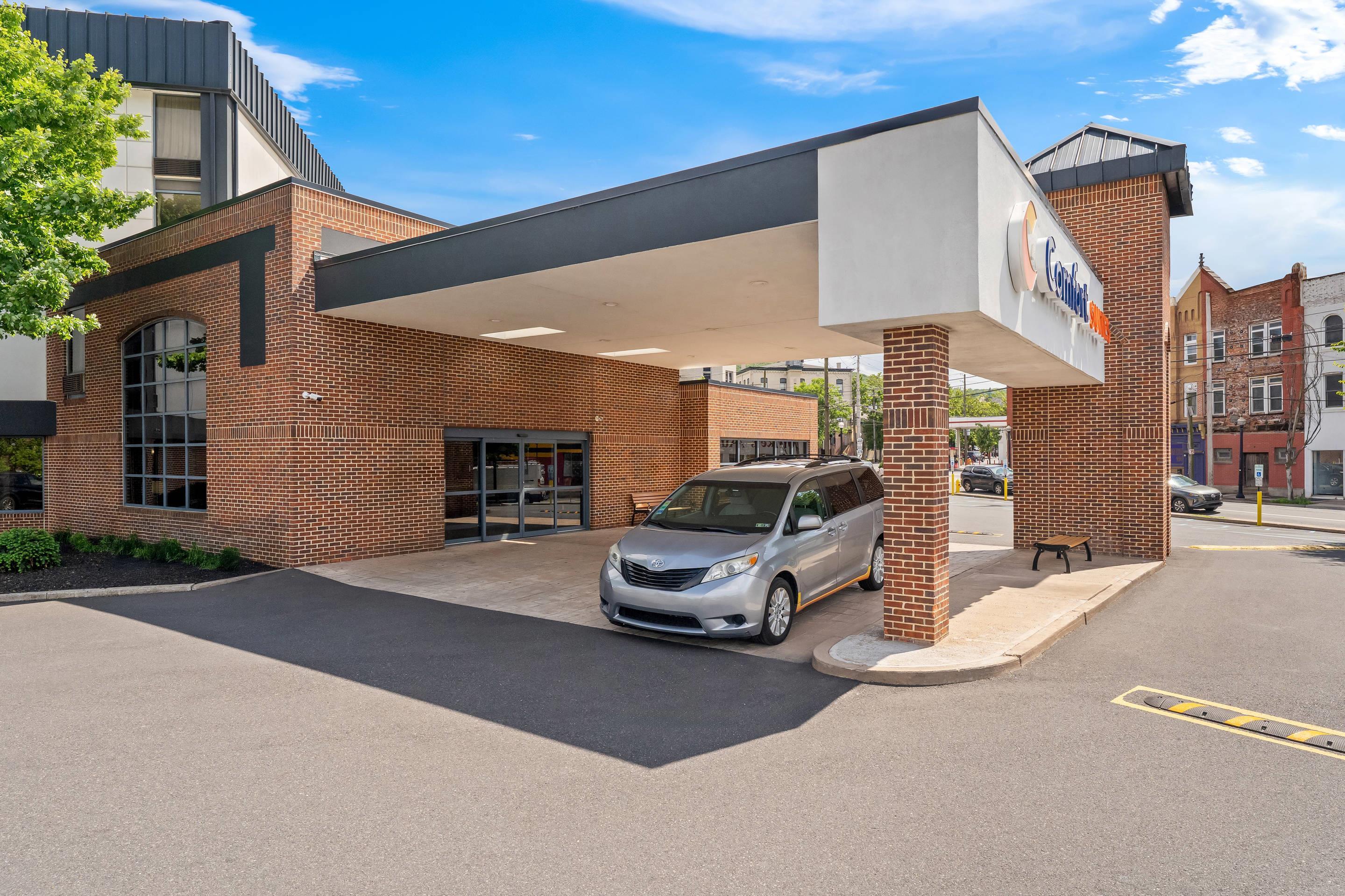 Hotel exterior | Comfort Suites Bethlehem Near Lehigh University and LVI Airport