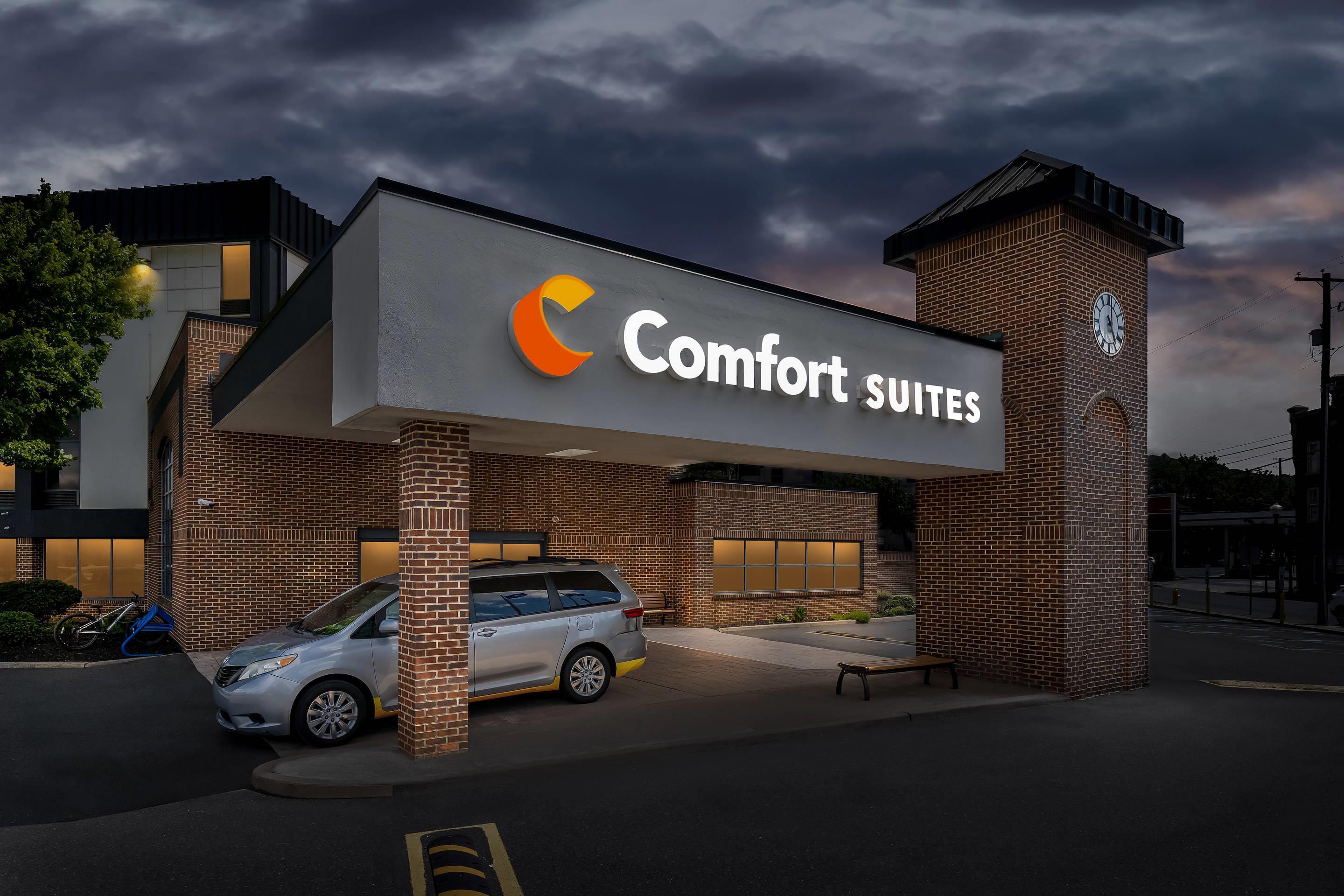 Hotel at night | Comfort Suites Bethlehem Near Lehigh University and LVI Airport