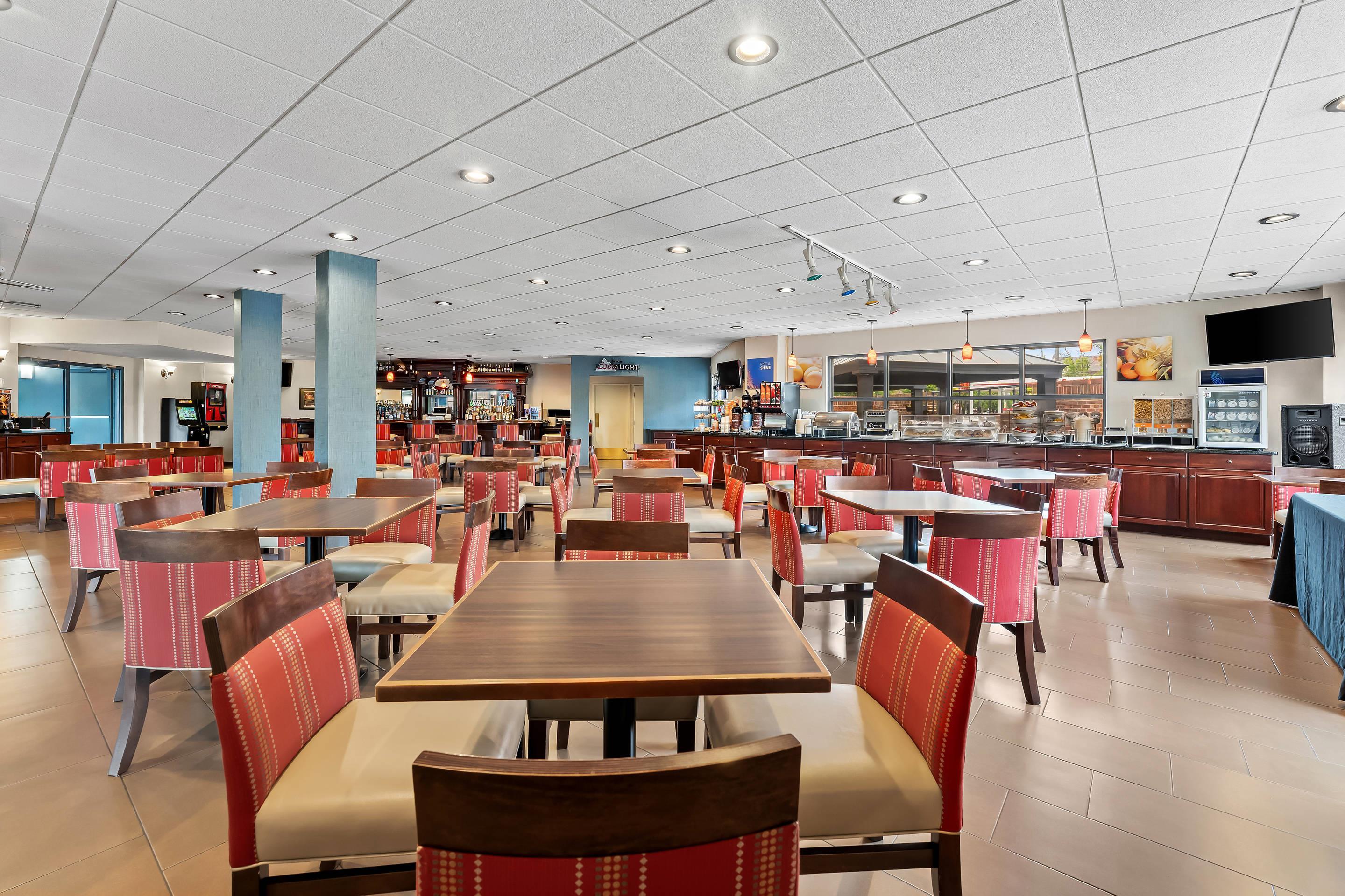 Enjoy breakfast in this seating area | Comfort Suites Bethlehem Near Lehigh University and LVI Airport
