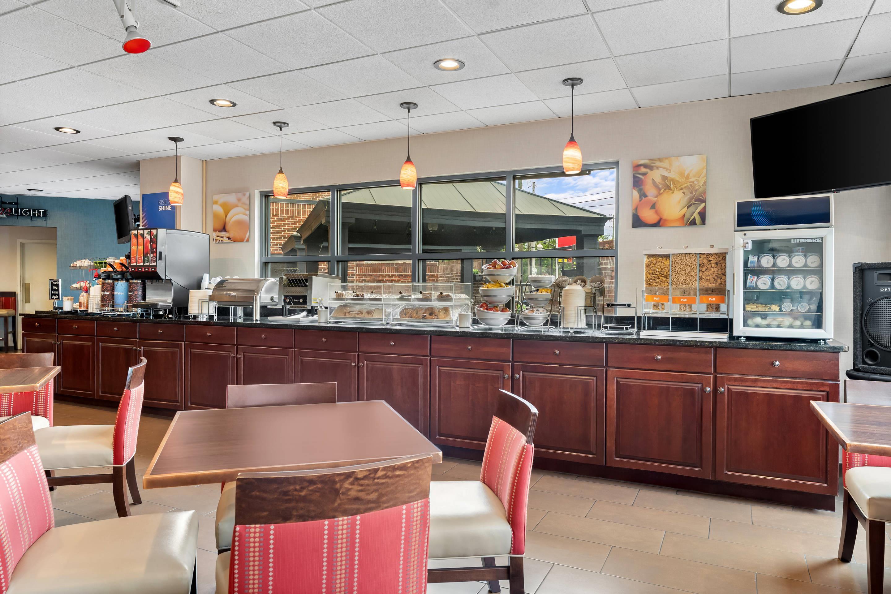 Breakfast area | Comfort Suites Bethlehem Near Lehigh University and LVI Airport