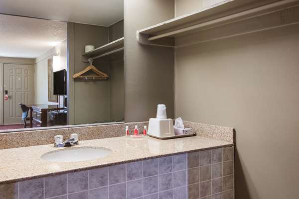  - Econo Lodge Pittsburgh - I-79, Exit 60