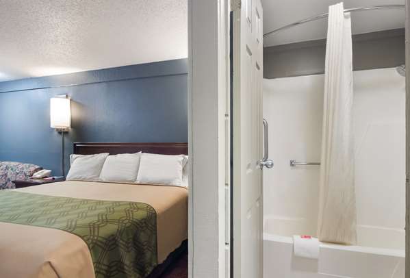  - Econo Lodge Pittsburgh - I-79, Exit 60