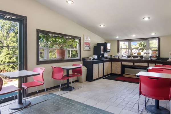 Amenities - Econo Lodge Pittsburgh - I-79, Exit 60