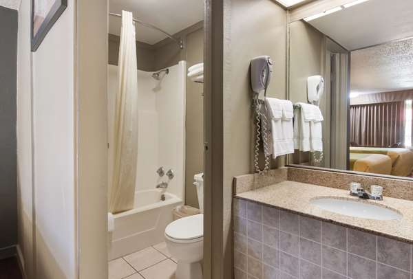  - Econo Lodge Pittsburgh - I-79, Exit 60