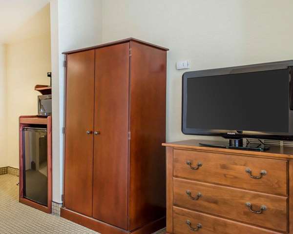  - Comfort Inn & Suites York - I-83, Exit 22