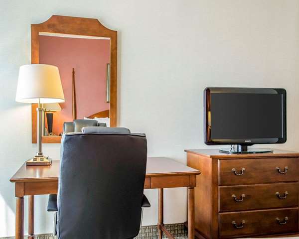 - Comfort Inn & Suites York - I-83, Exit 22
