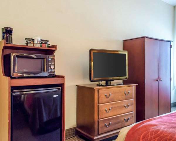  - Comfort Inn & Suites York - I-83, Exit 22