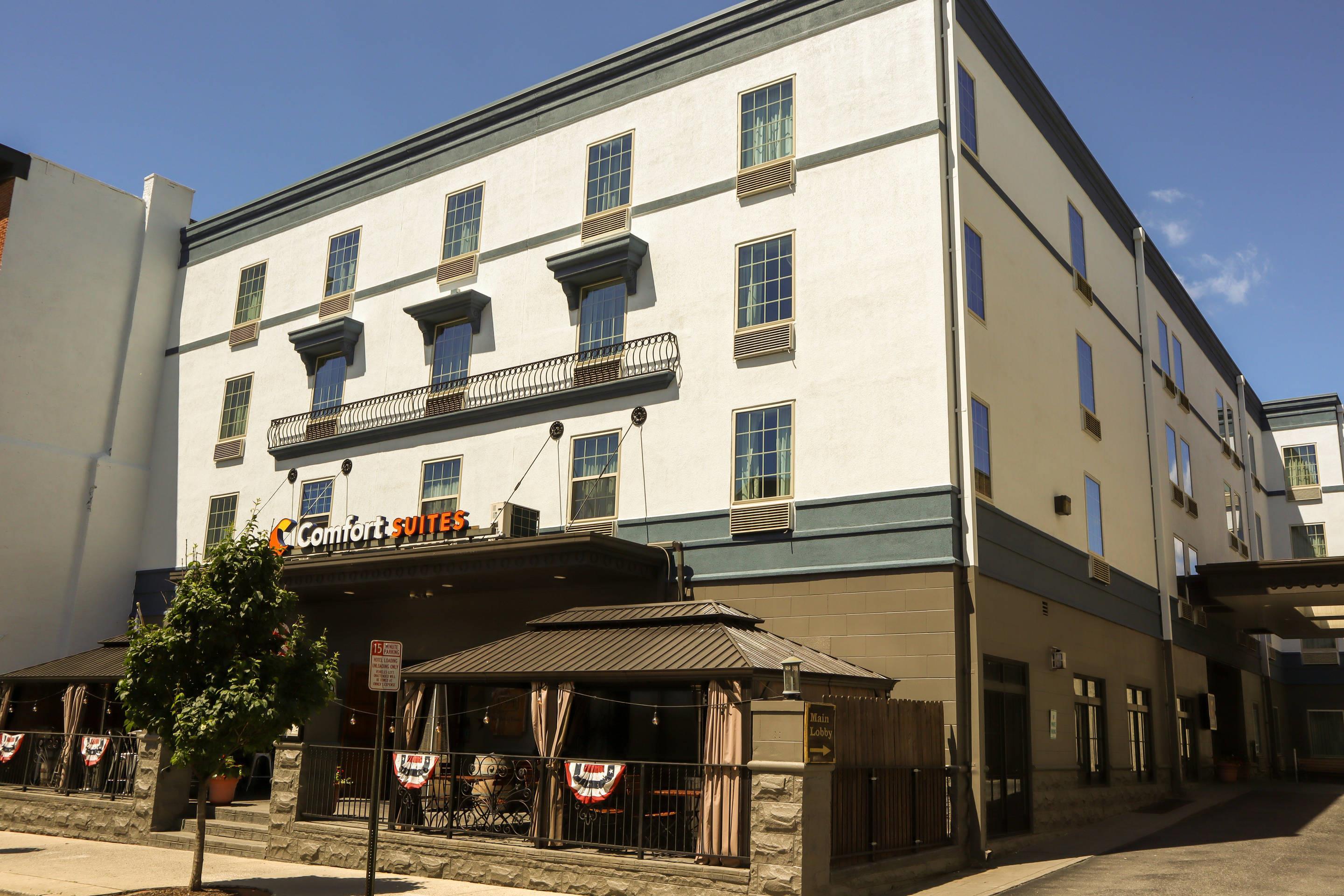 Hotel exterior | Comfort Suites Downtown Carlisle