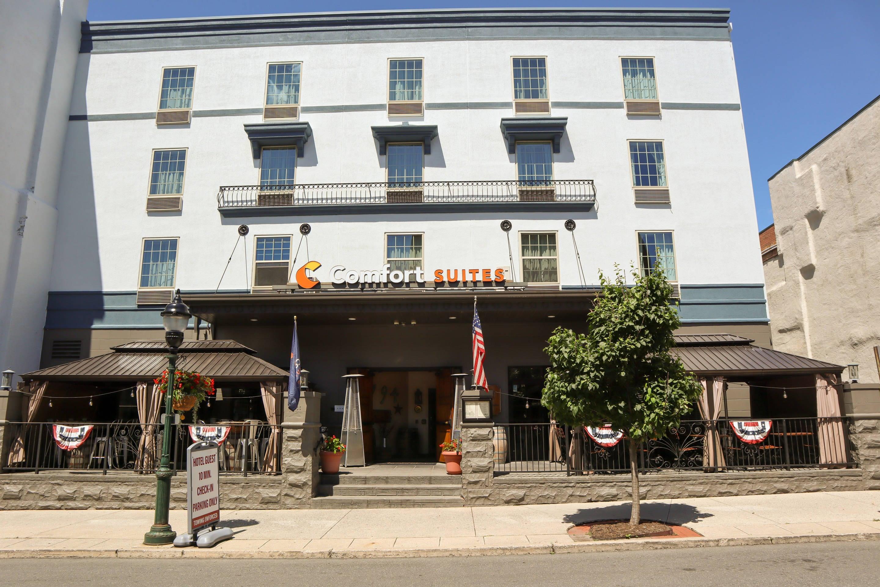 Hotel exterior | Comfort Suites Downtown Carlisle