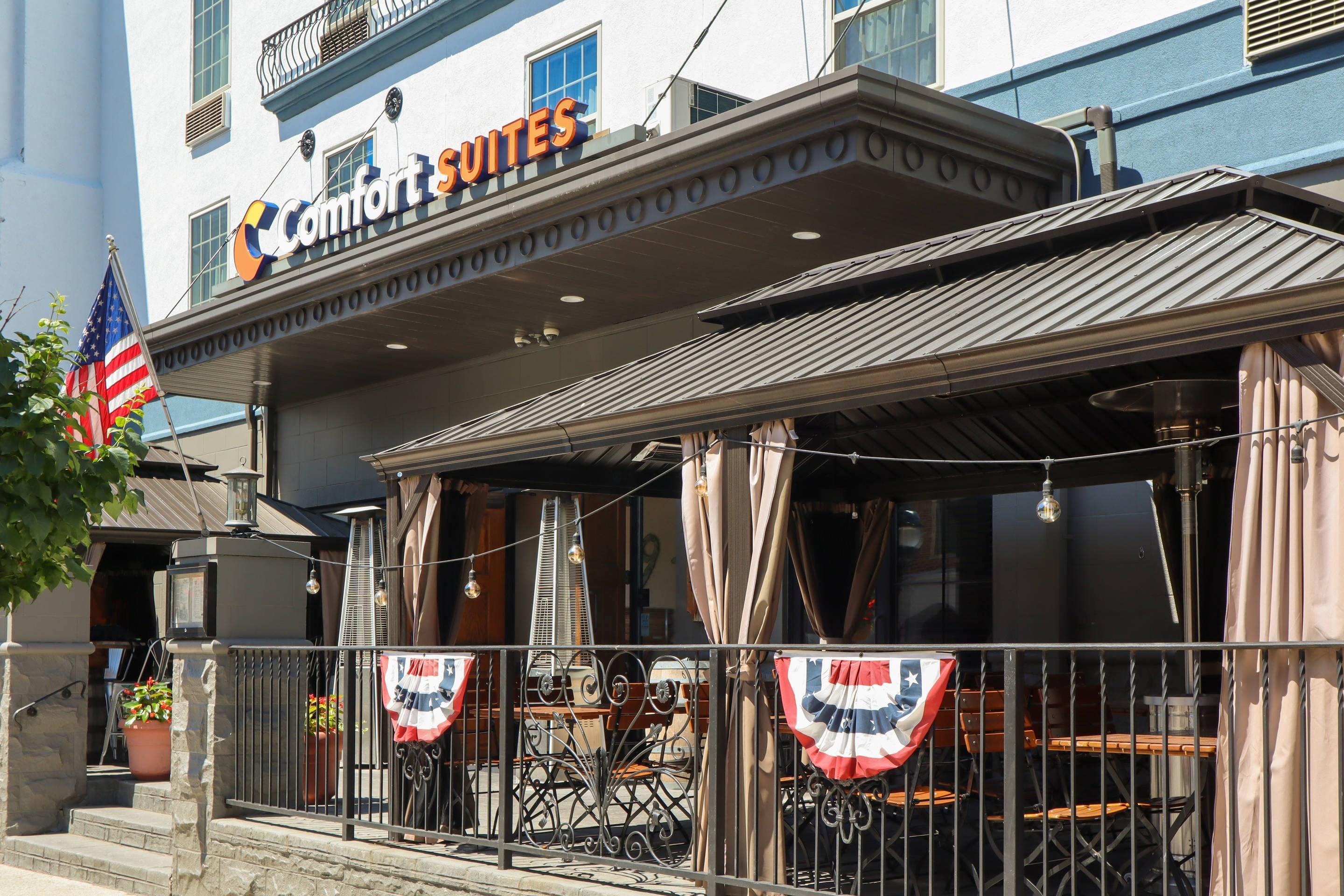 Hotel exterior | Comfort Suites Downtown Carlisle