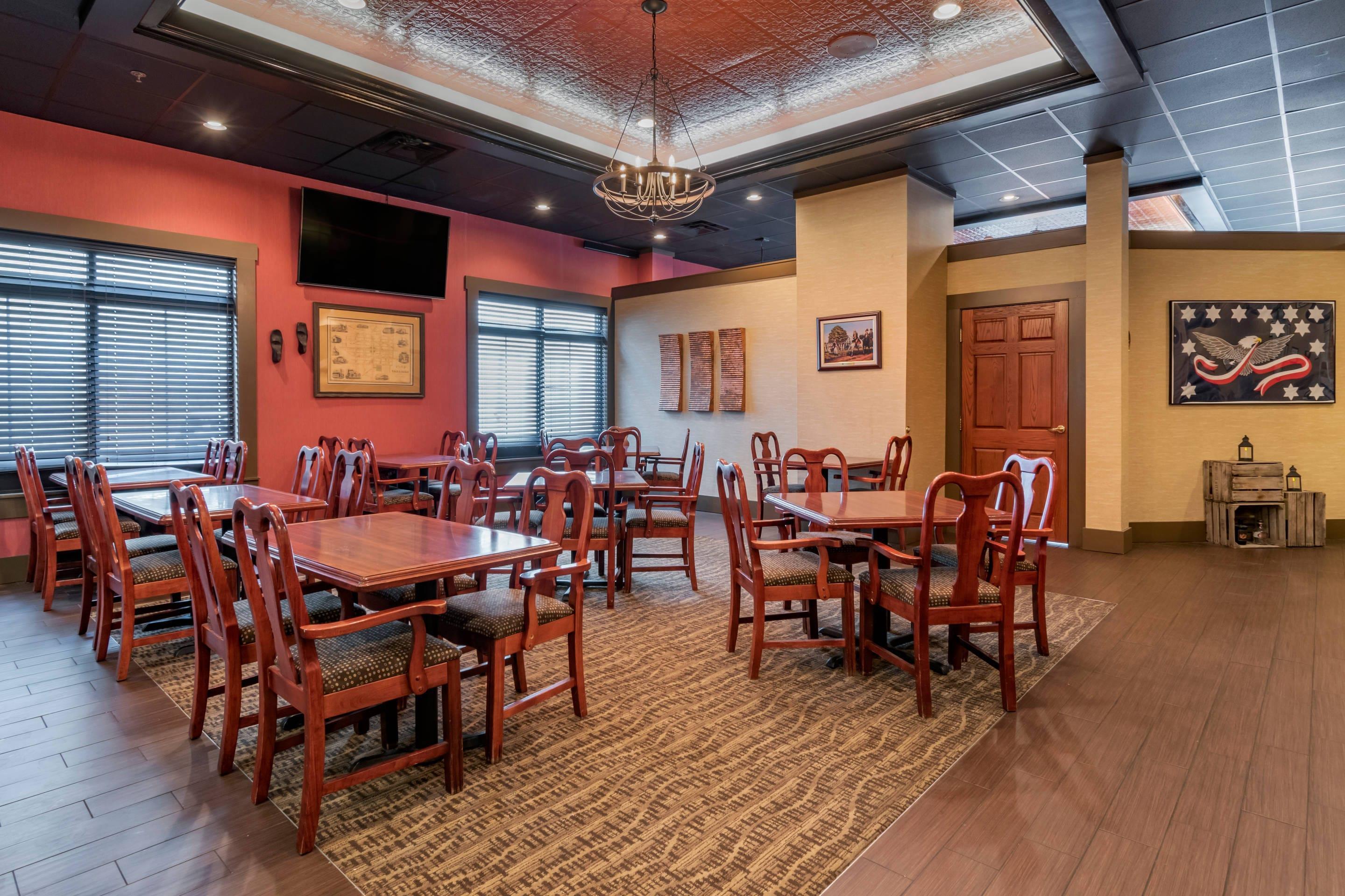 Breakfast area | Comfort Suites Downtown Carlisle