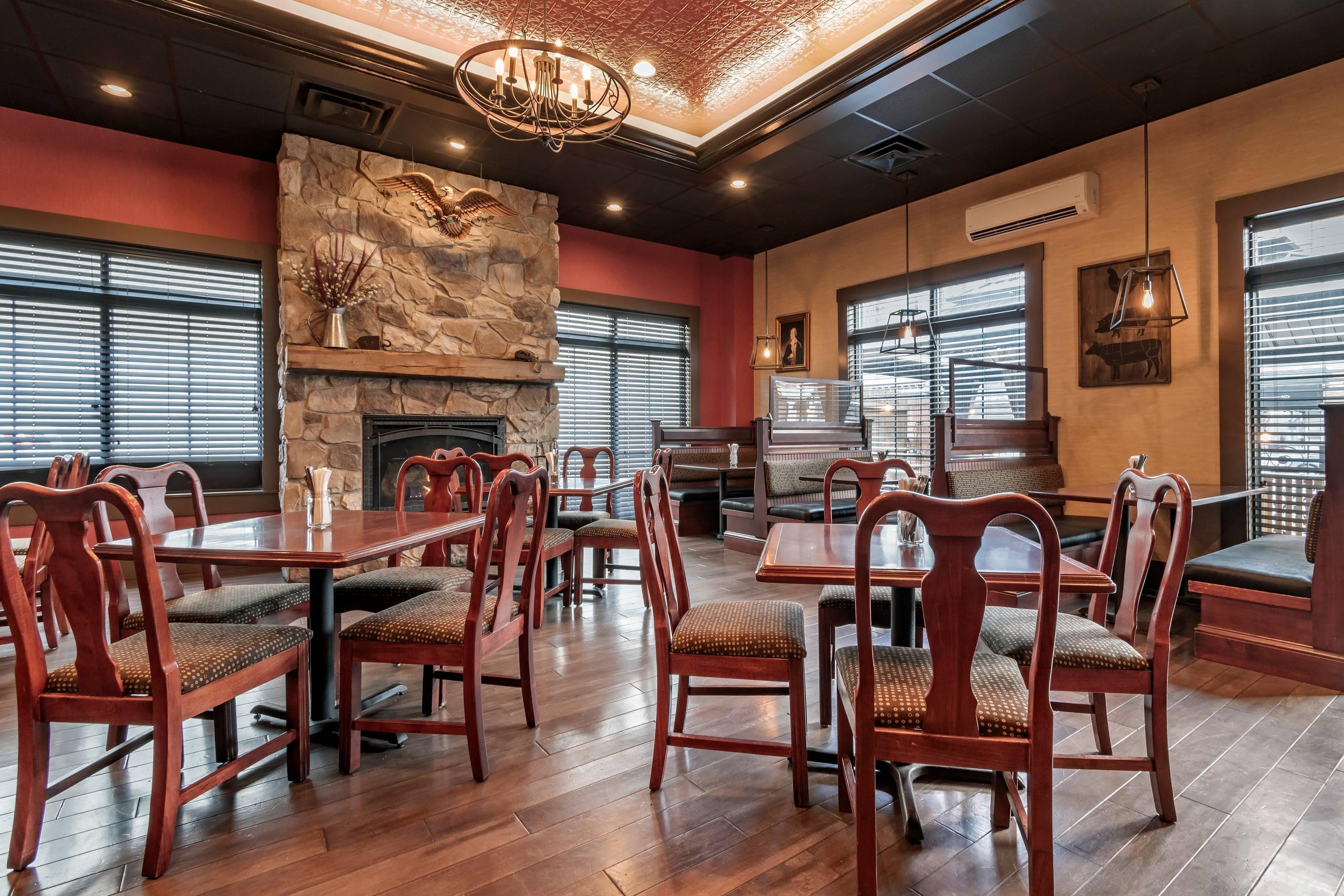 Dining room | Comfort Suites Downtown Carlisle