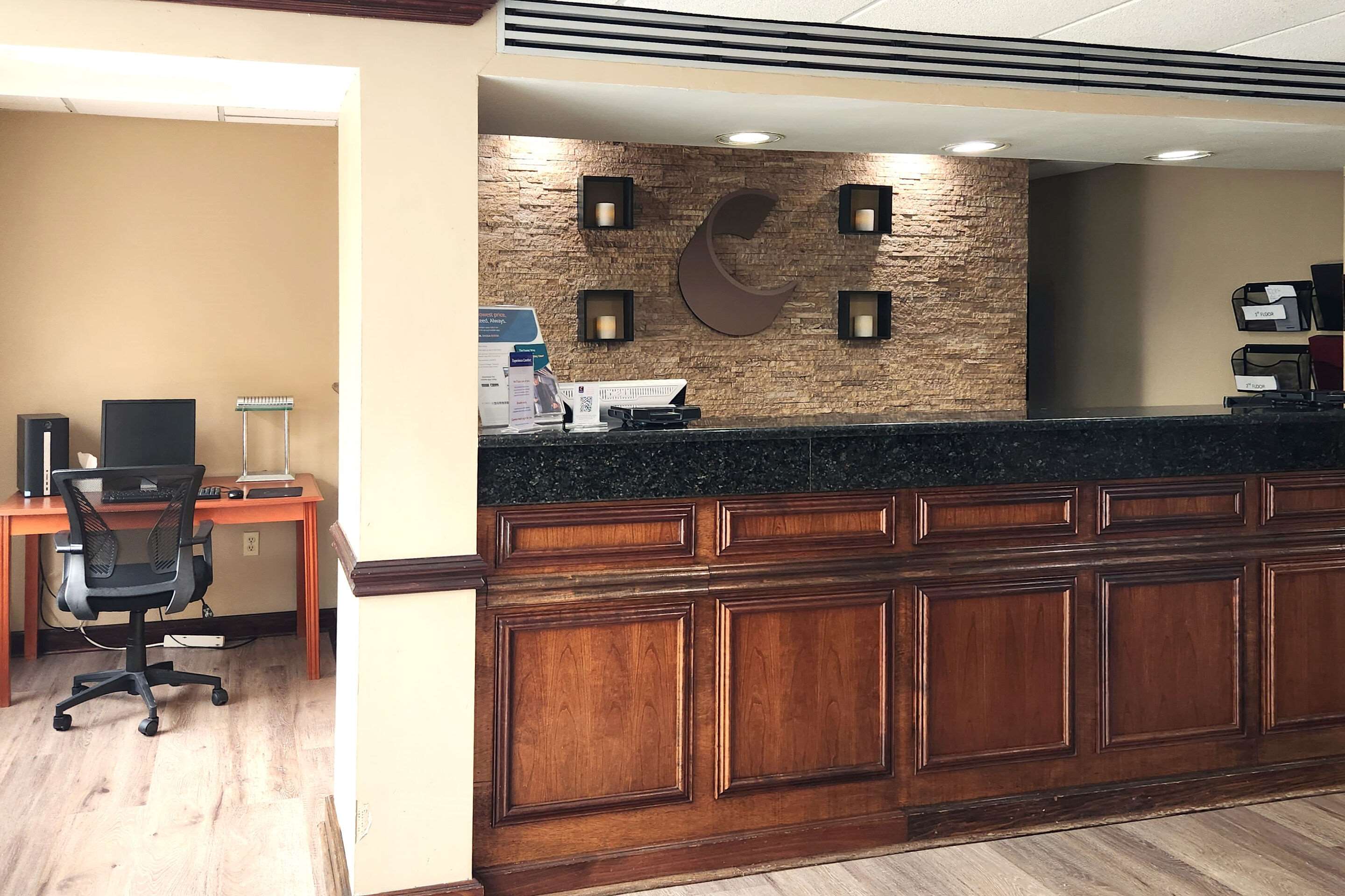 Front desk | Comfort Inn & Suites Mount Pocono