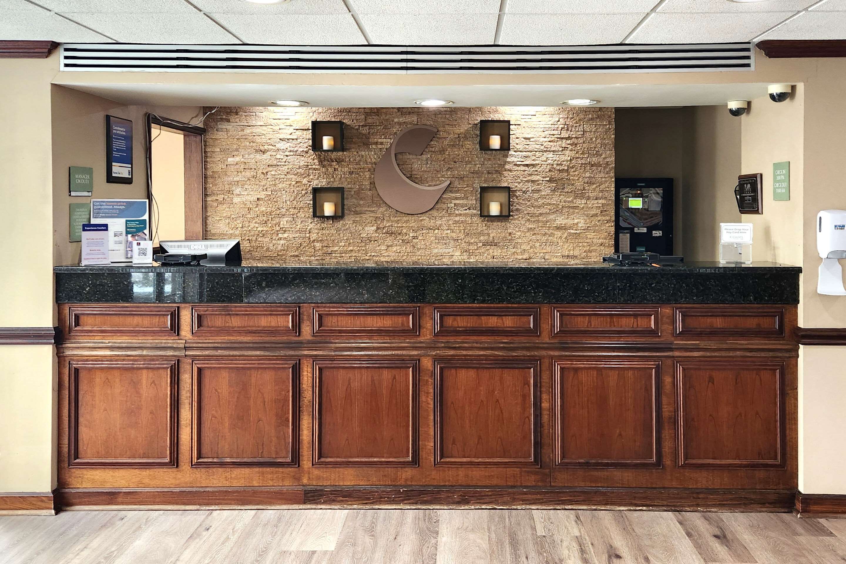 Front desk | Comfort Inn & Suites Mount Pocono