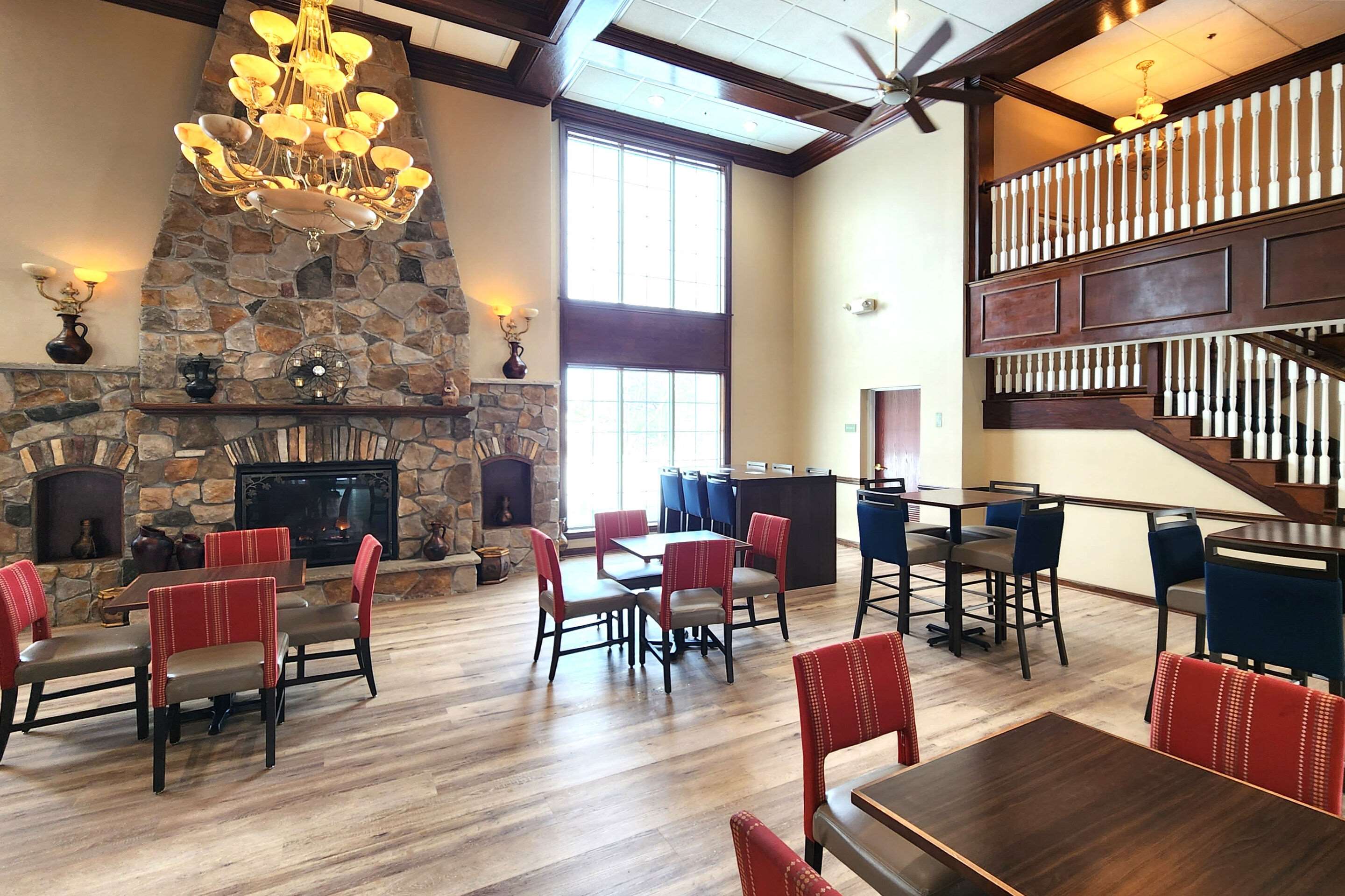 Breakfast area | Comfort Inn & Suites Mount Pocono