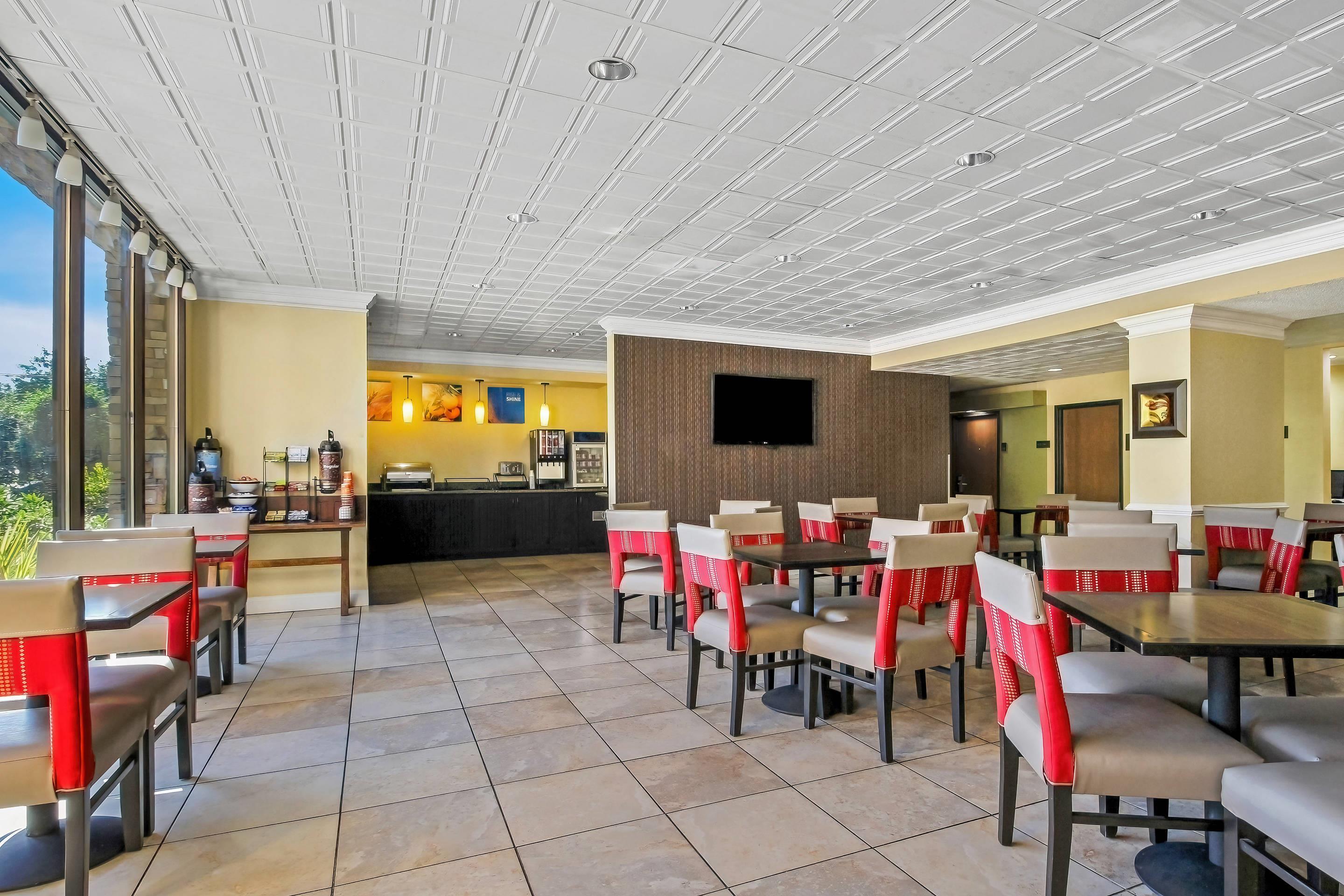 Breakfast area | Comfort Inn Cranberry Township