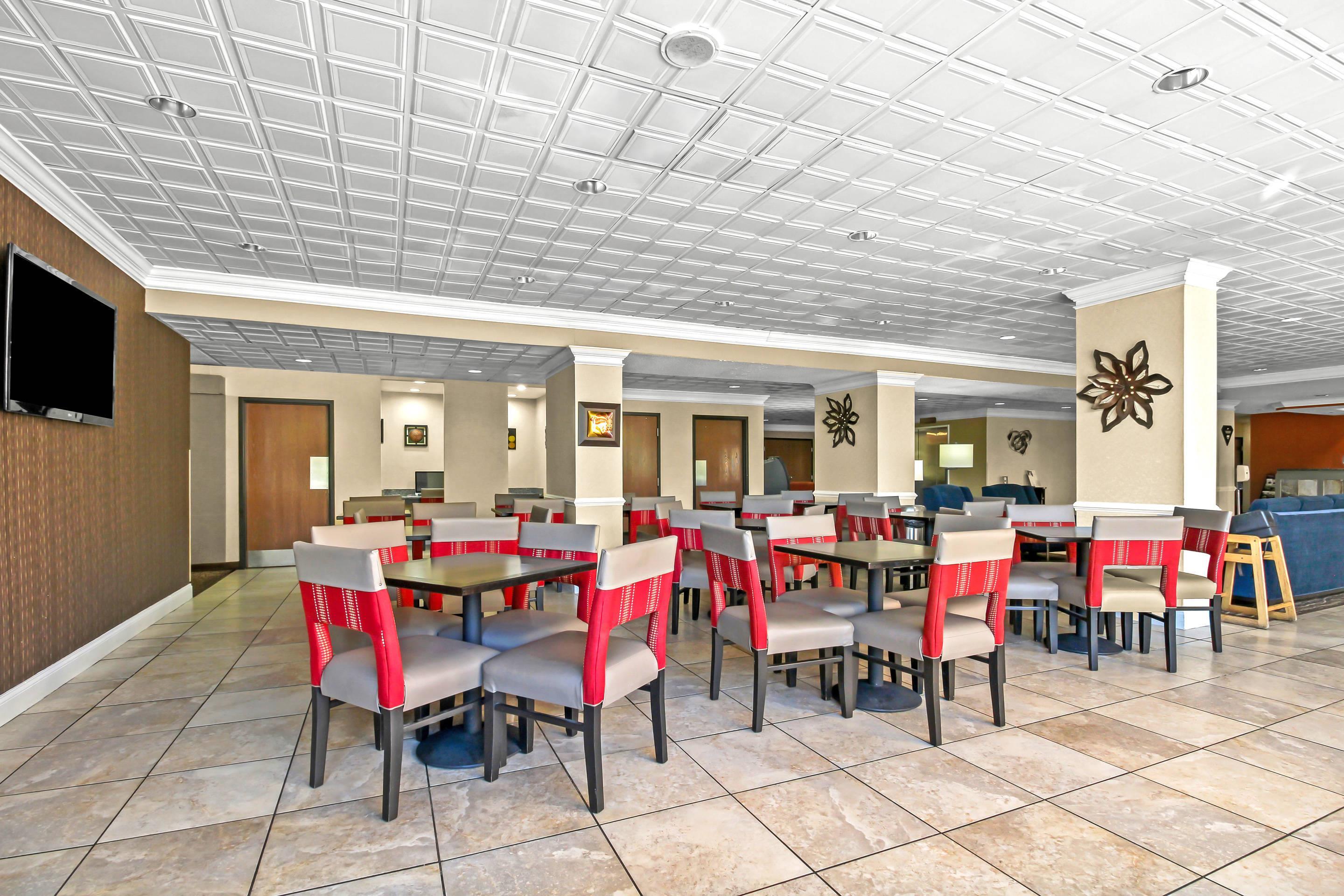 Breakfast area | Comfort Inn Cranberry Township