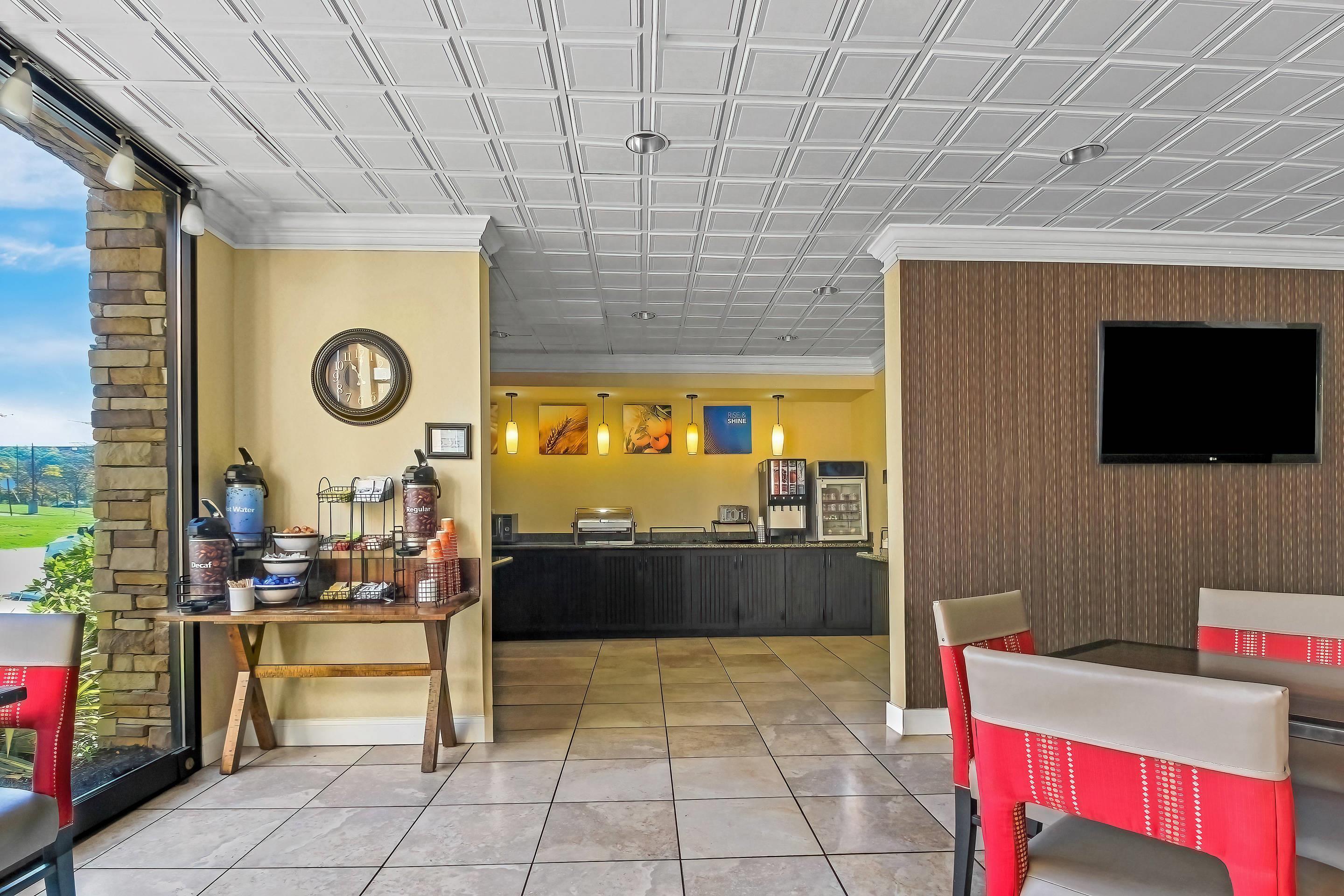 Breakfast area | Comfort Inn Cranberry Township