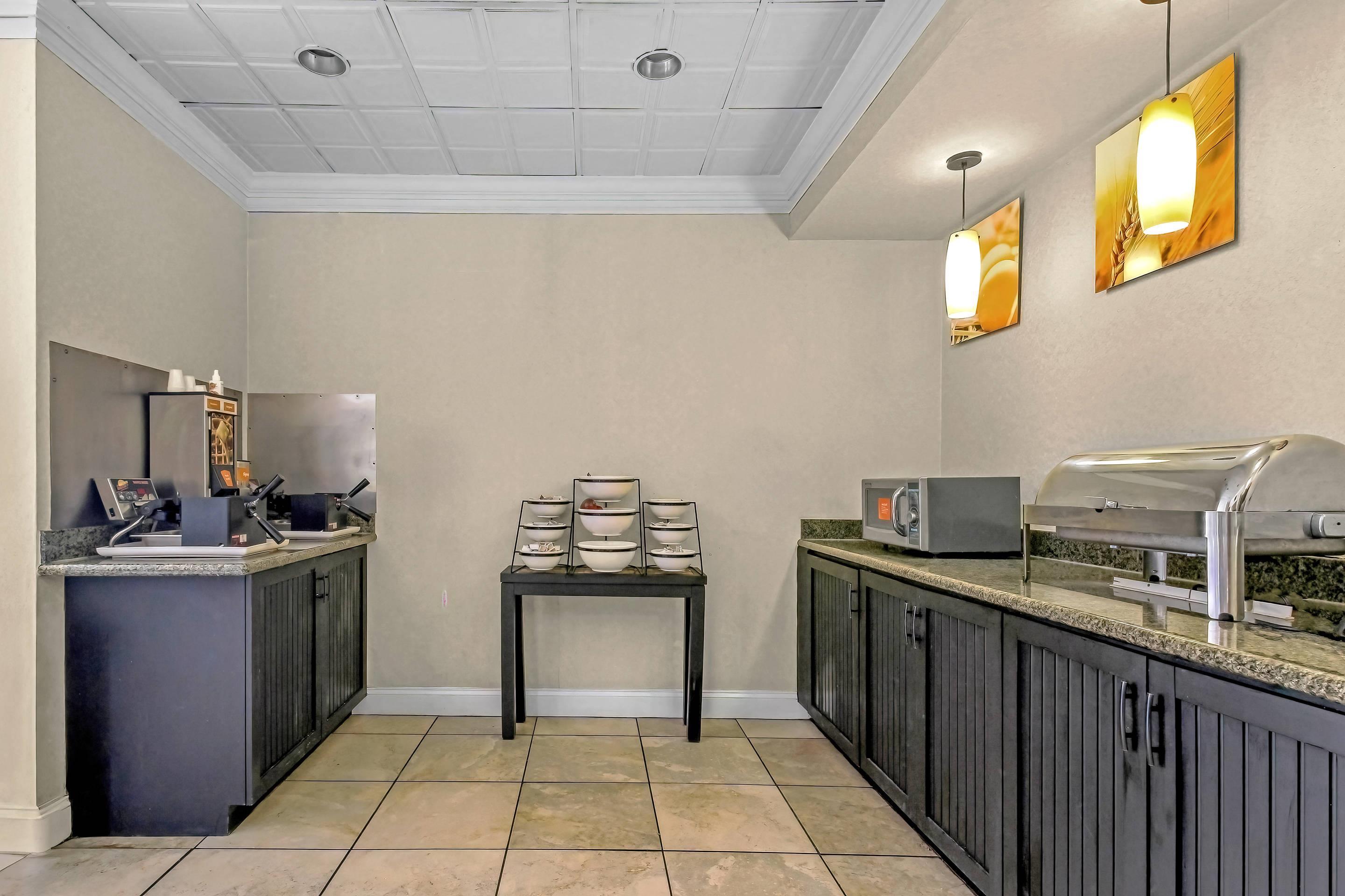 Breakfast area | Comfort Inn Cranberry Township