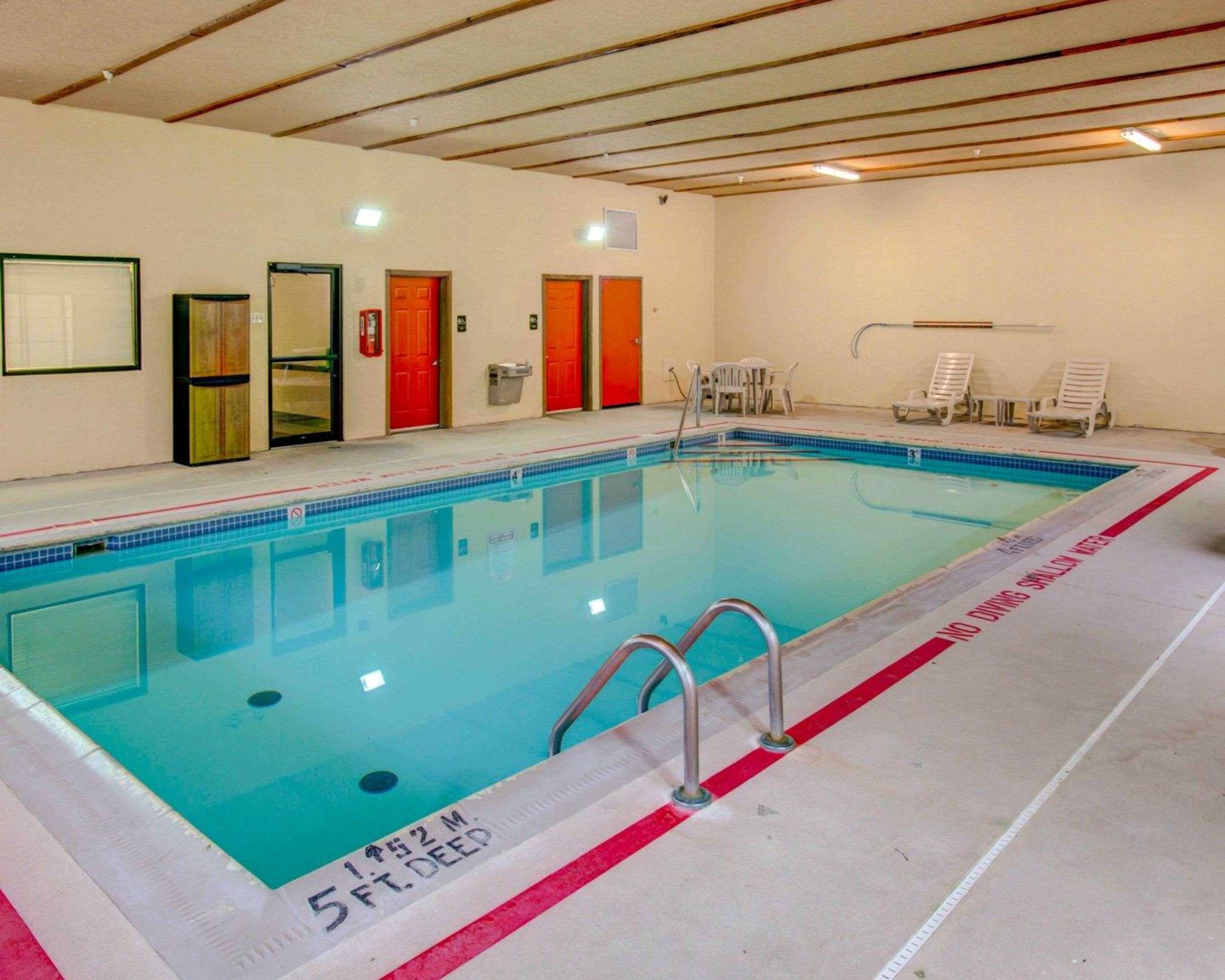 Indoor pool | Comfort Suites Coraopolis
