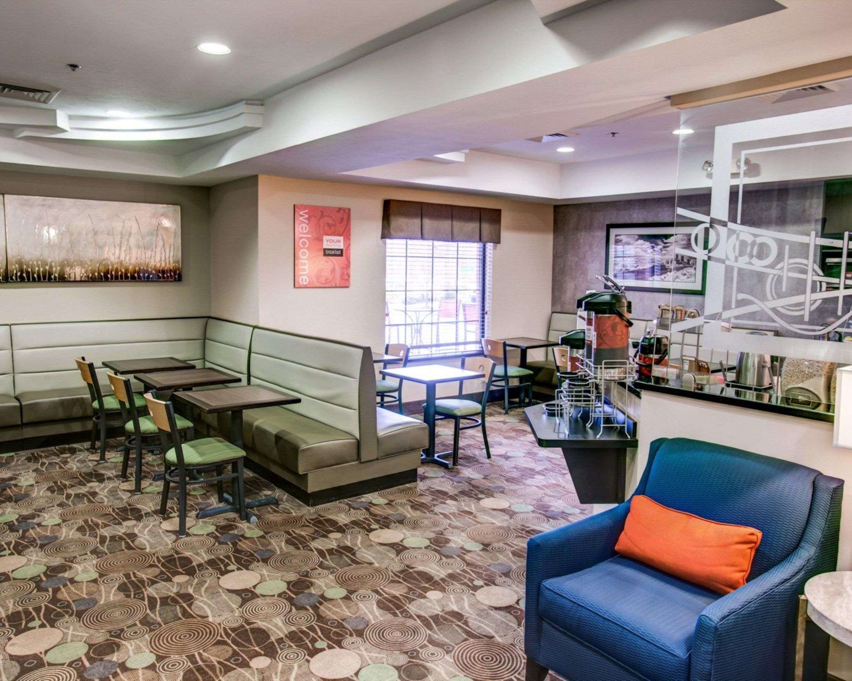 Enjoy breakfast in this seating area | Comfort Suites Coraopolis
