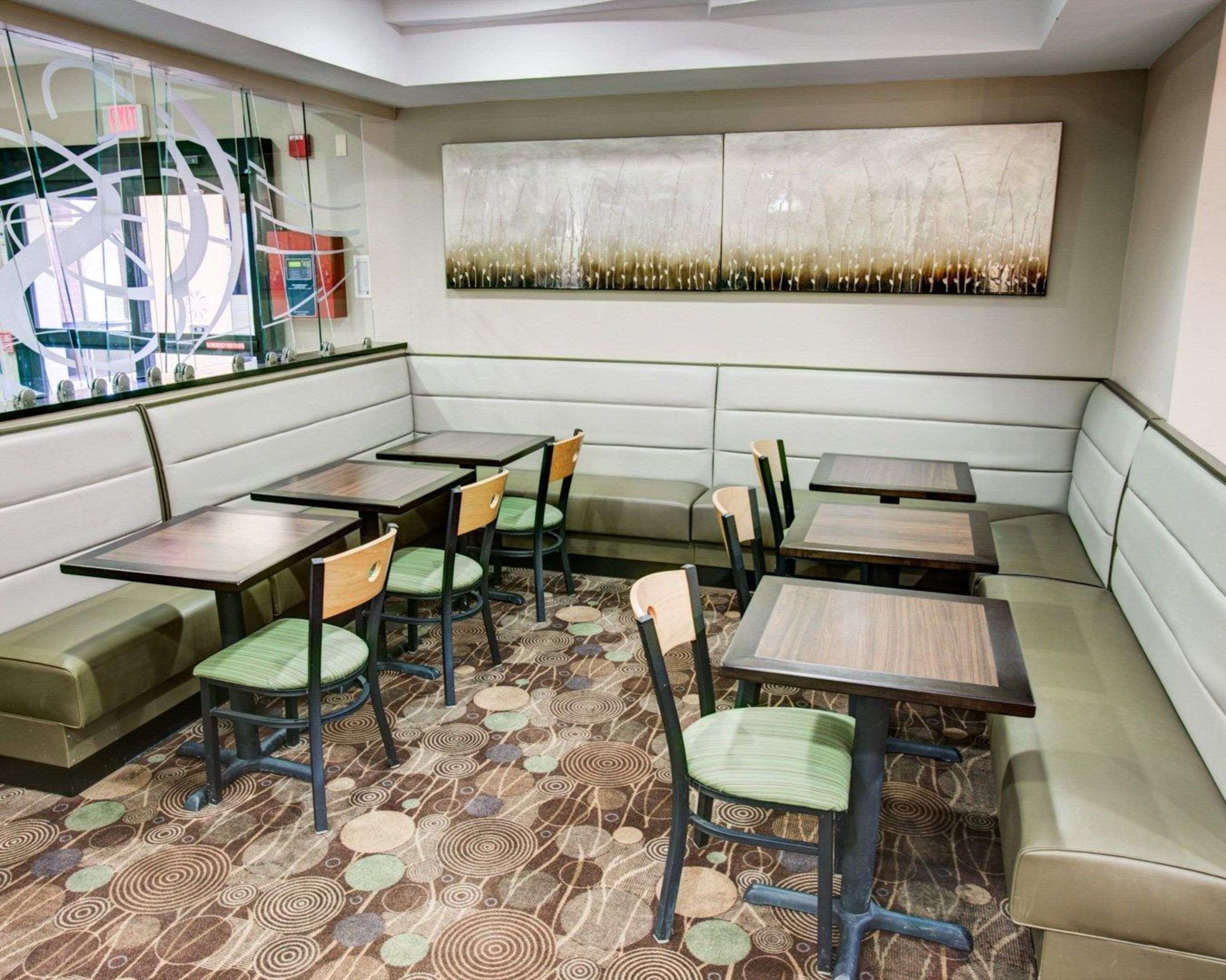 Enjoy breakfast in this seating area | Comfort Suites Coraopolis