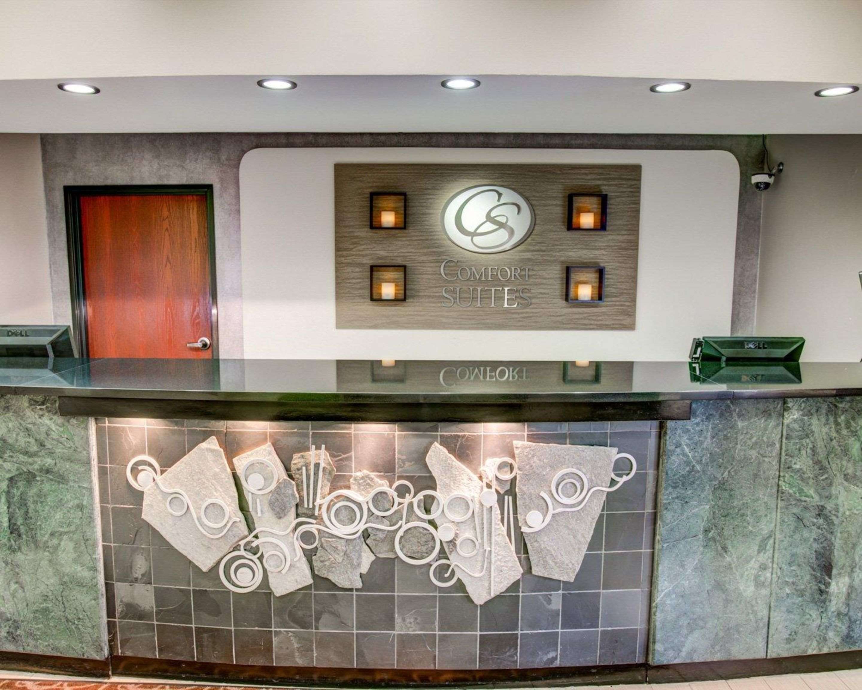 Front desk | Comfort Suites Coraopolis