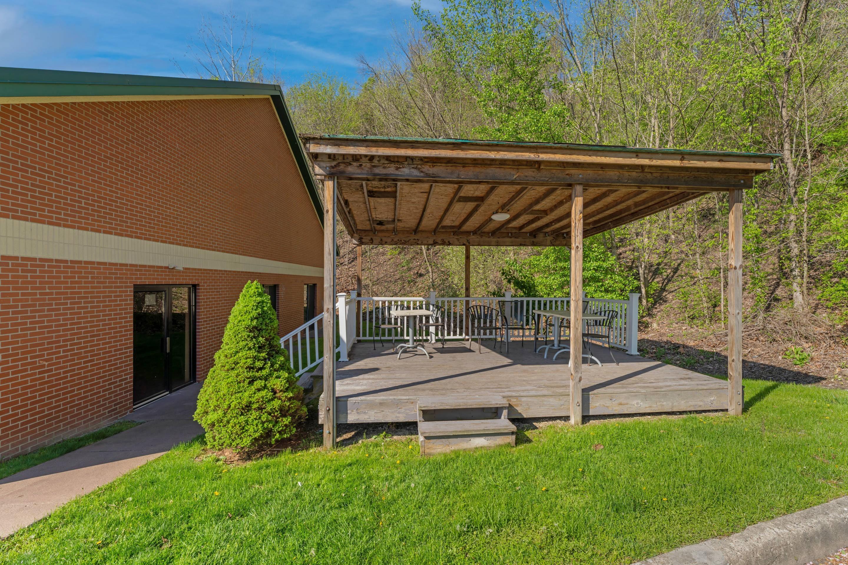 Hotel patio | Comfort Suites Coraopolis