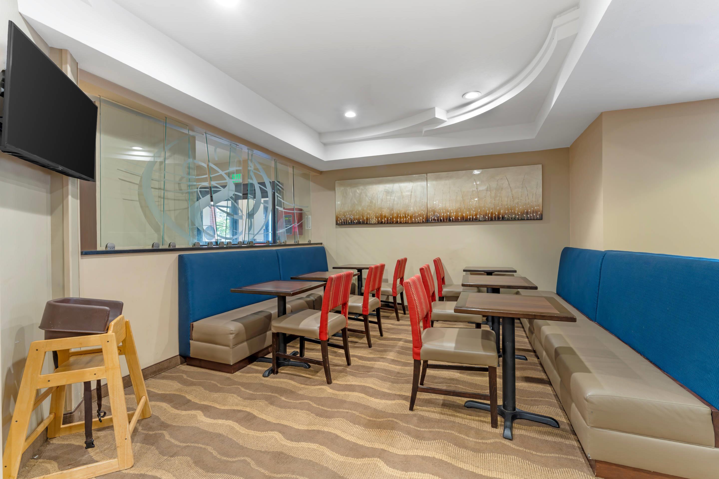Breakfast area | Comfort Suites Coraopolis