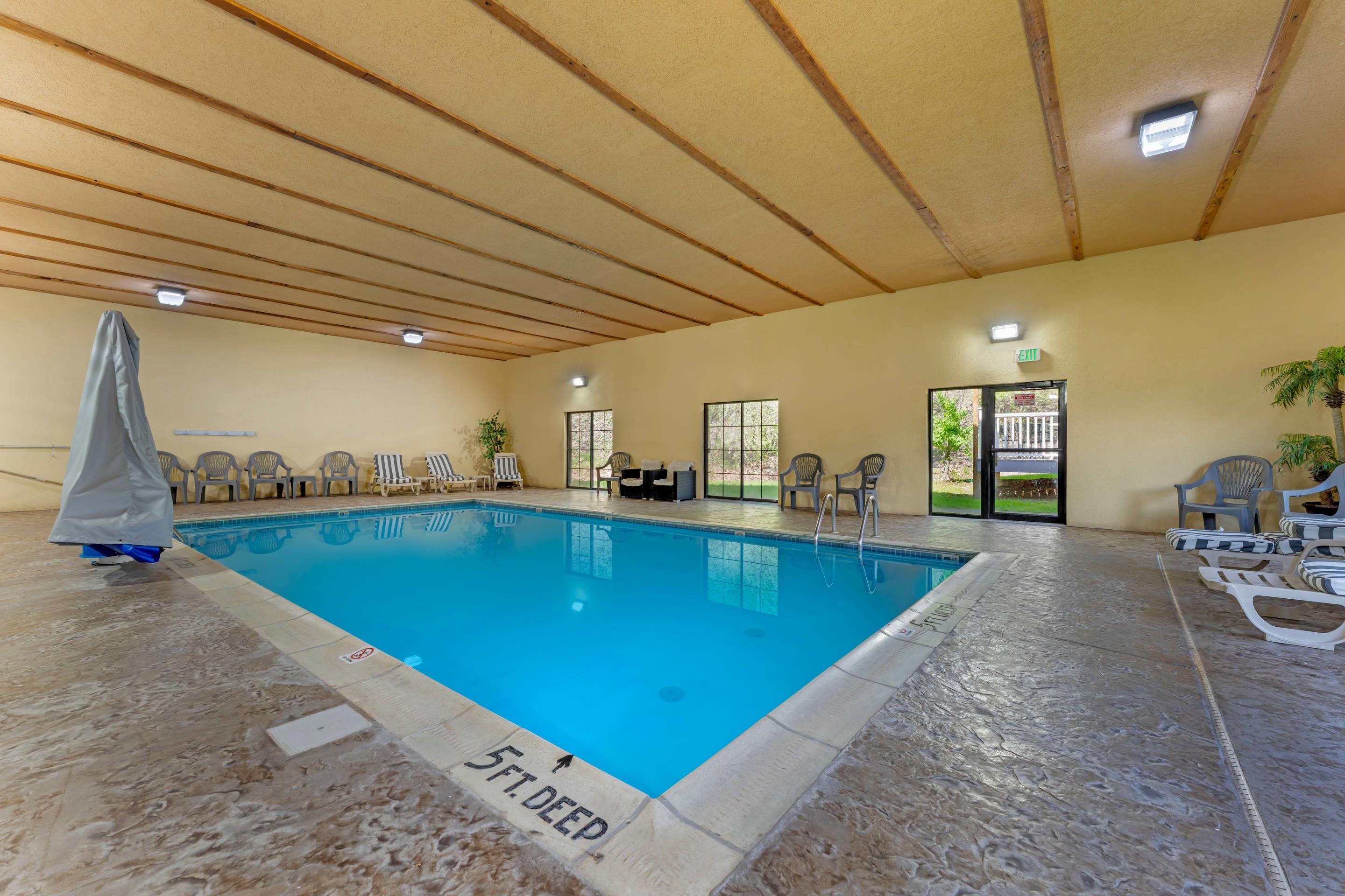 Indoor pool | Comfort Suites Coraopolis