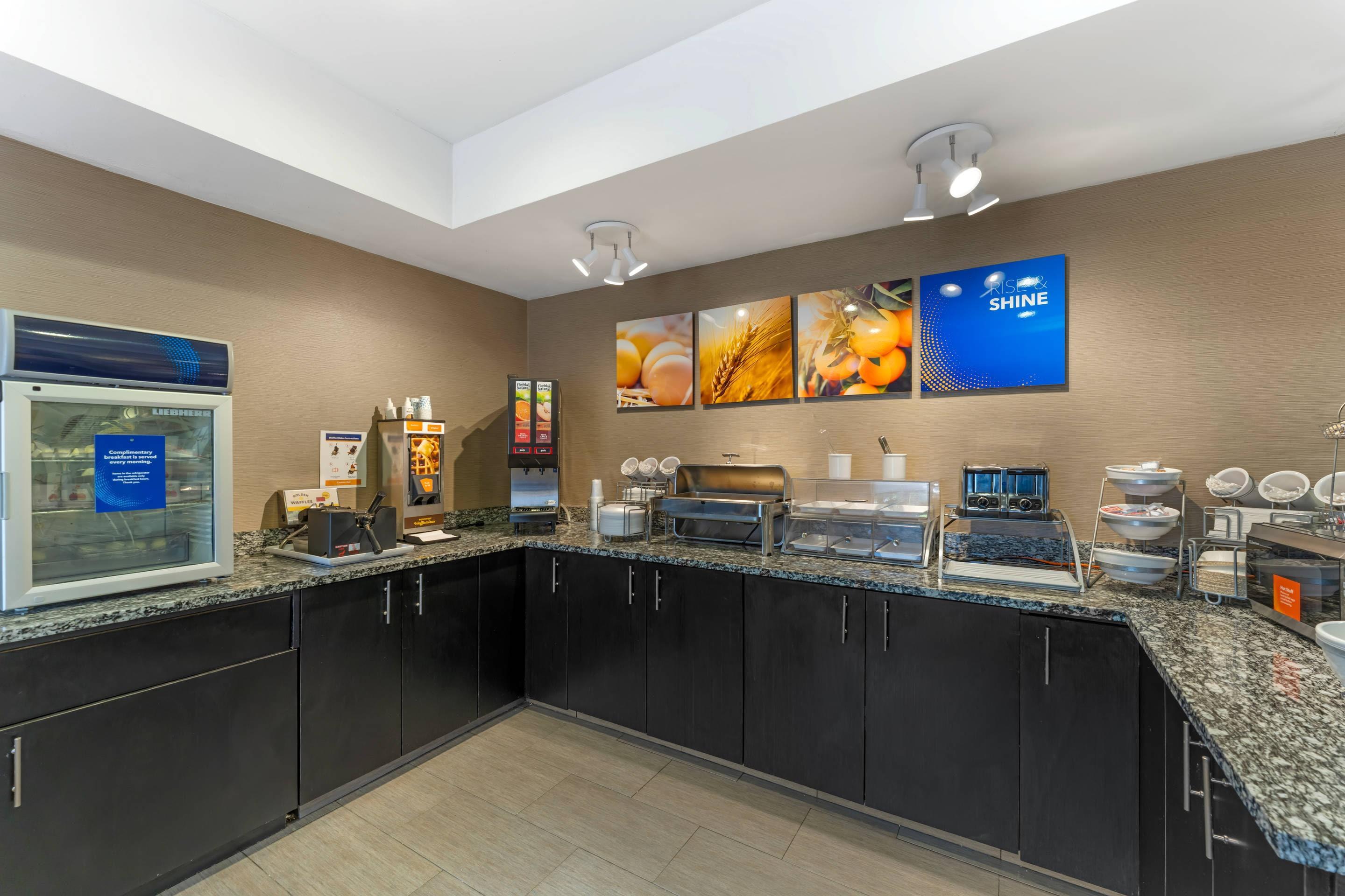 Breakfast area | Comfort Suites Coraopolis