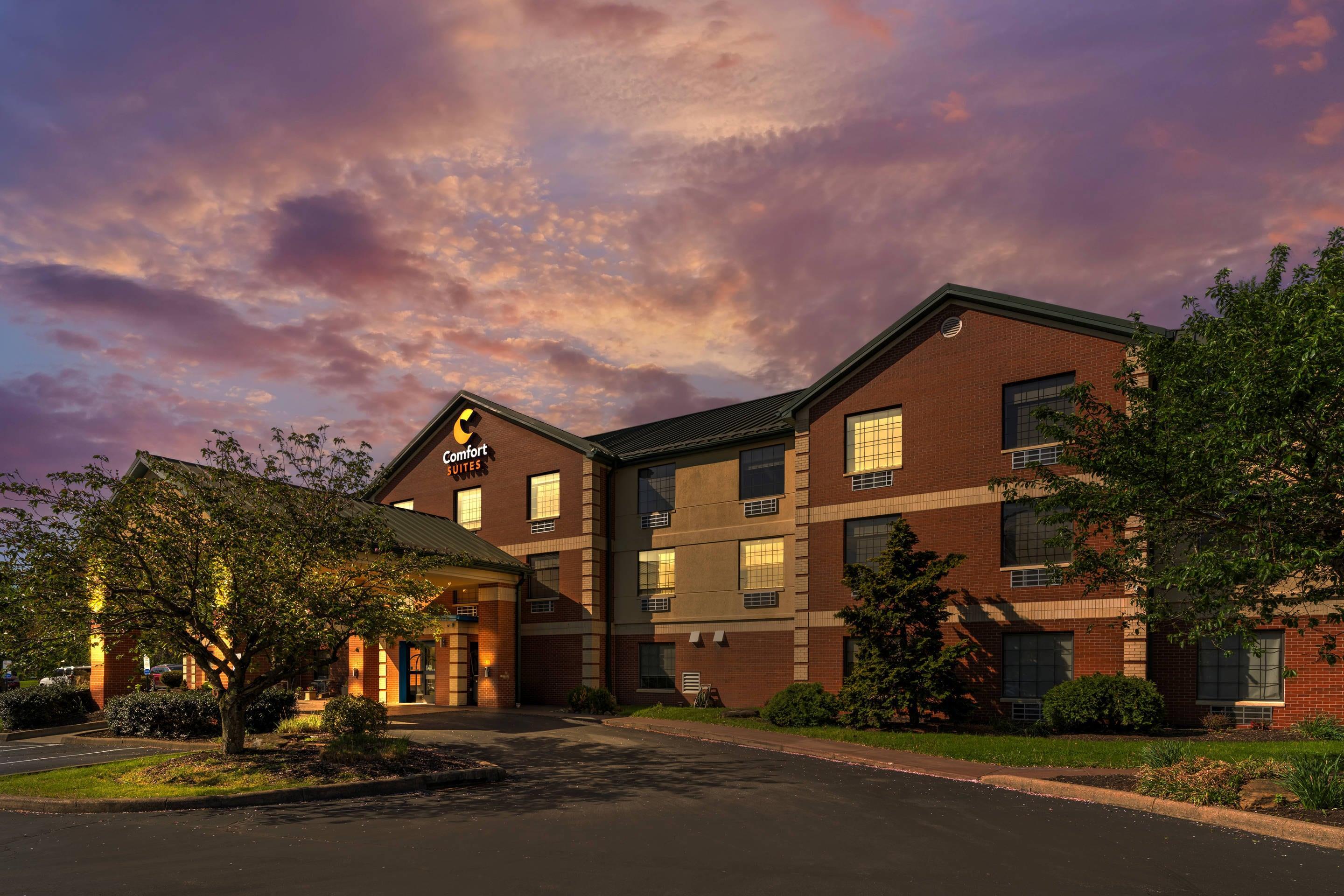 Hotel at night | Comfort Suites Coraopolis