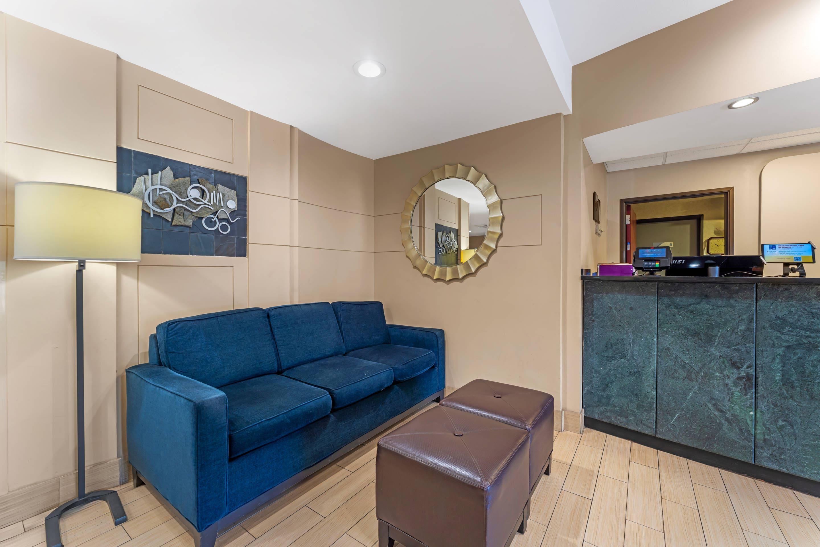 Lobby with sitting area | Comfort Suites Coraopolis