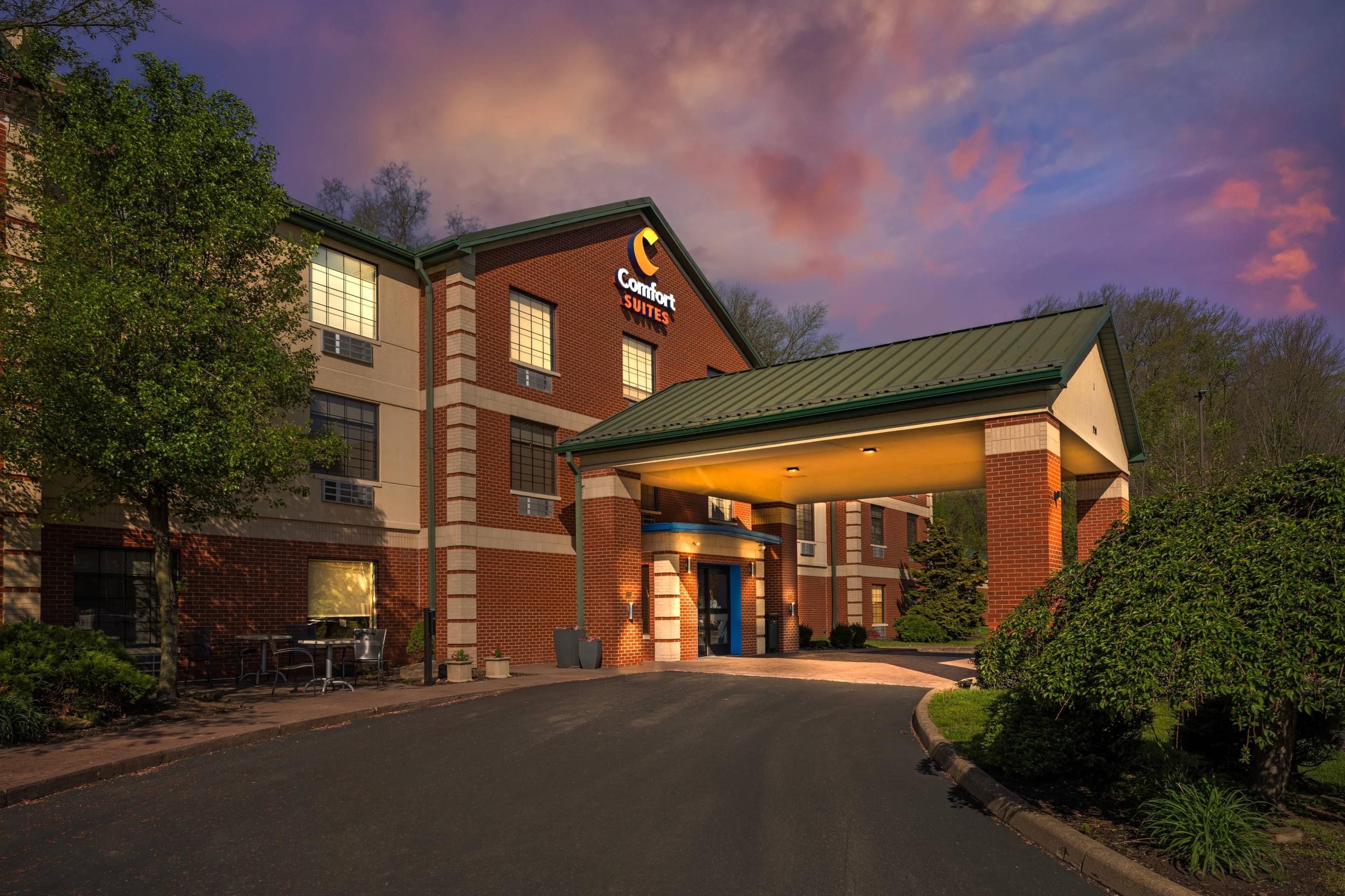 Hotel at night | Comfort Suites Coraopolis