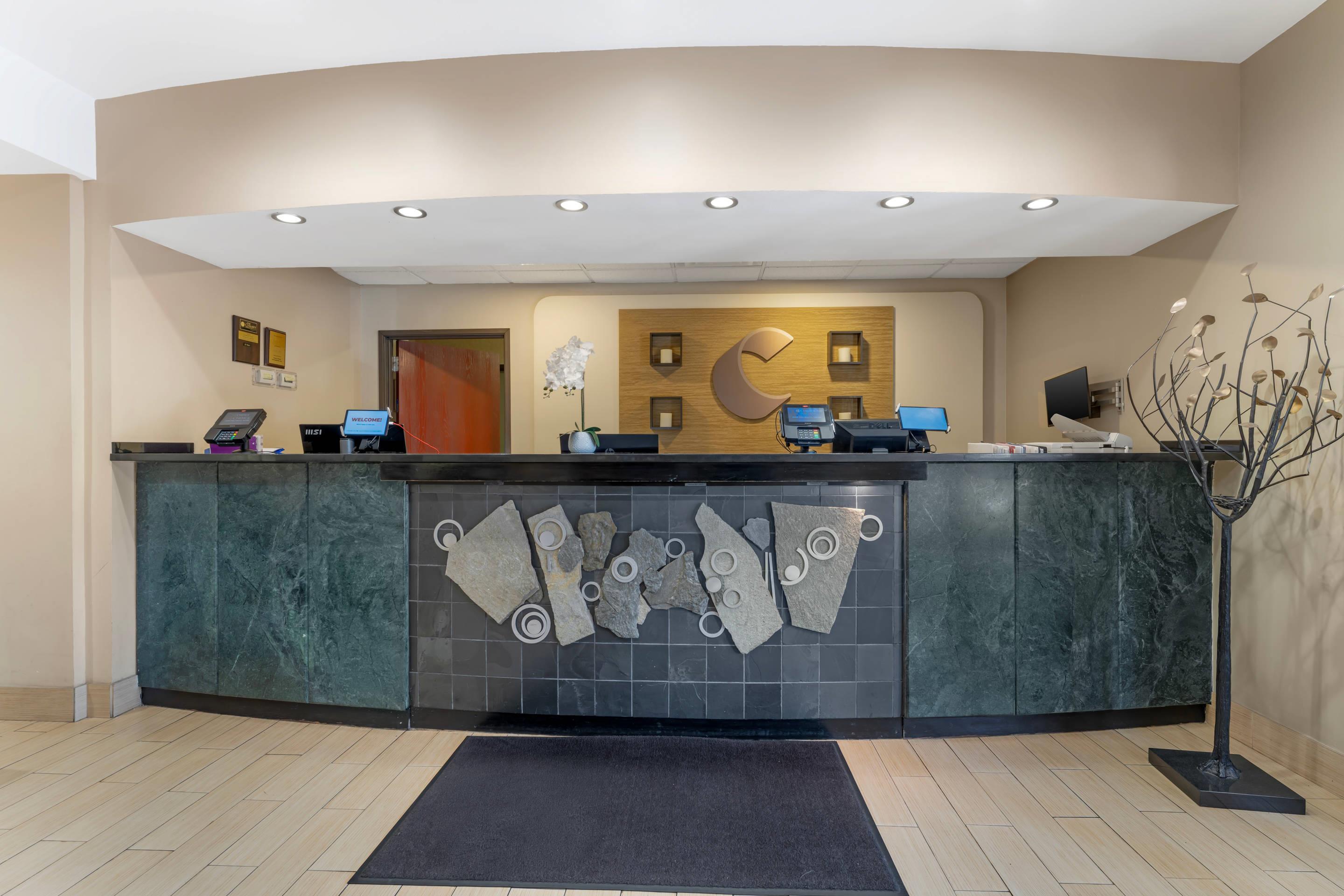 Front desk | Comfort Suites Coraopolis