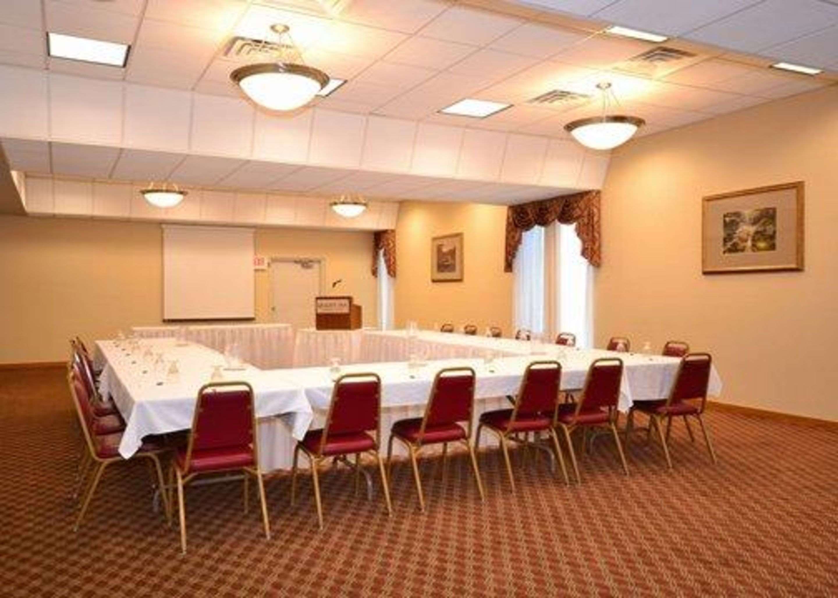 Meeting room with u-shaped setup
