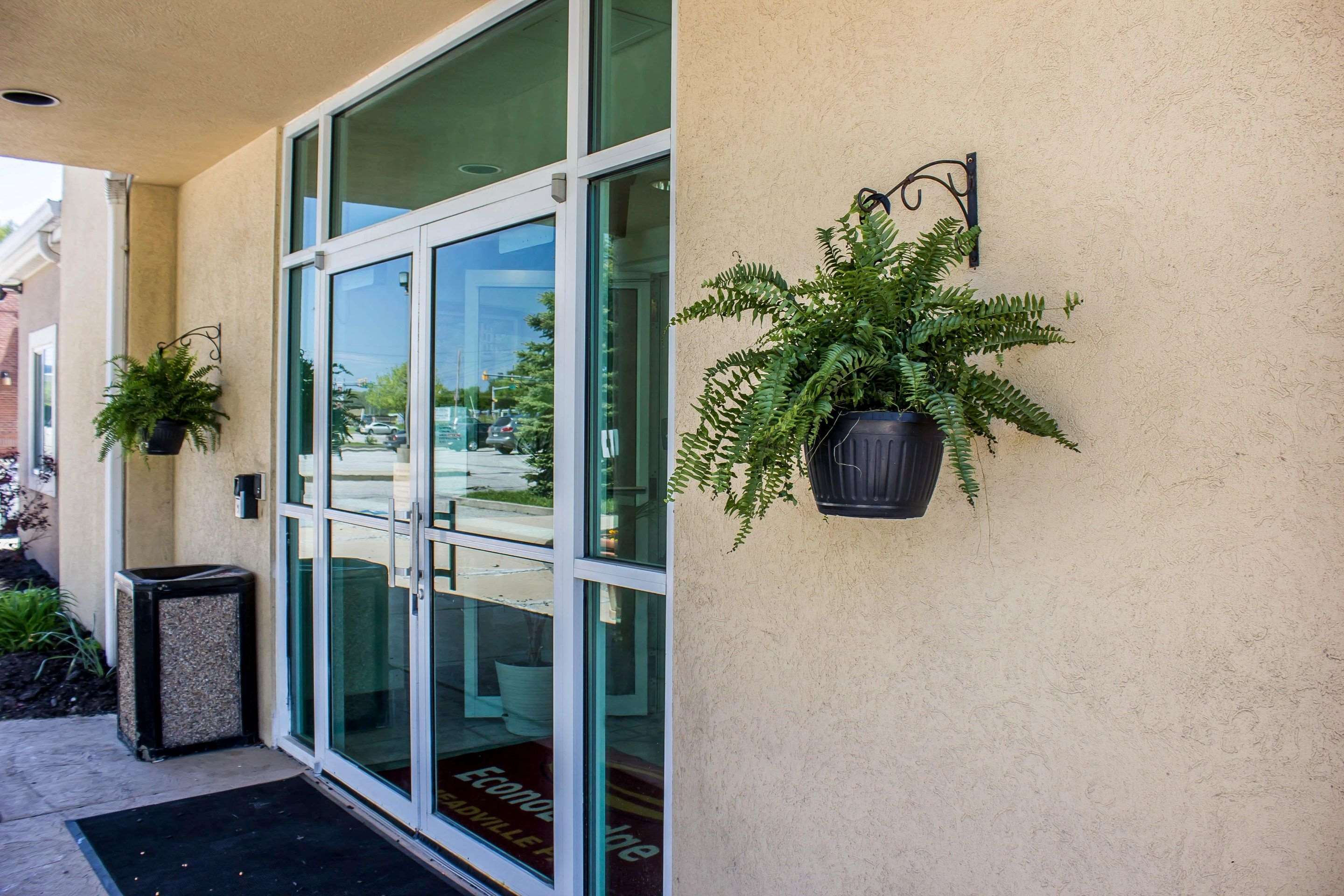 Hotel entrance | Econo Lodge