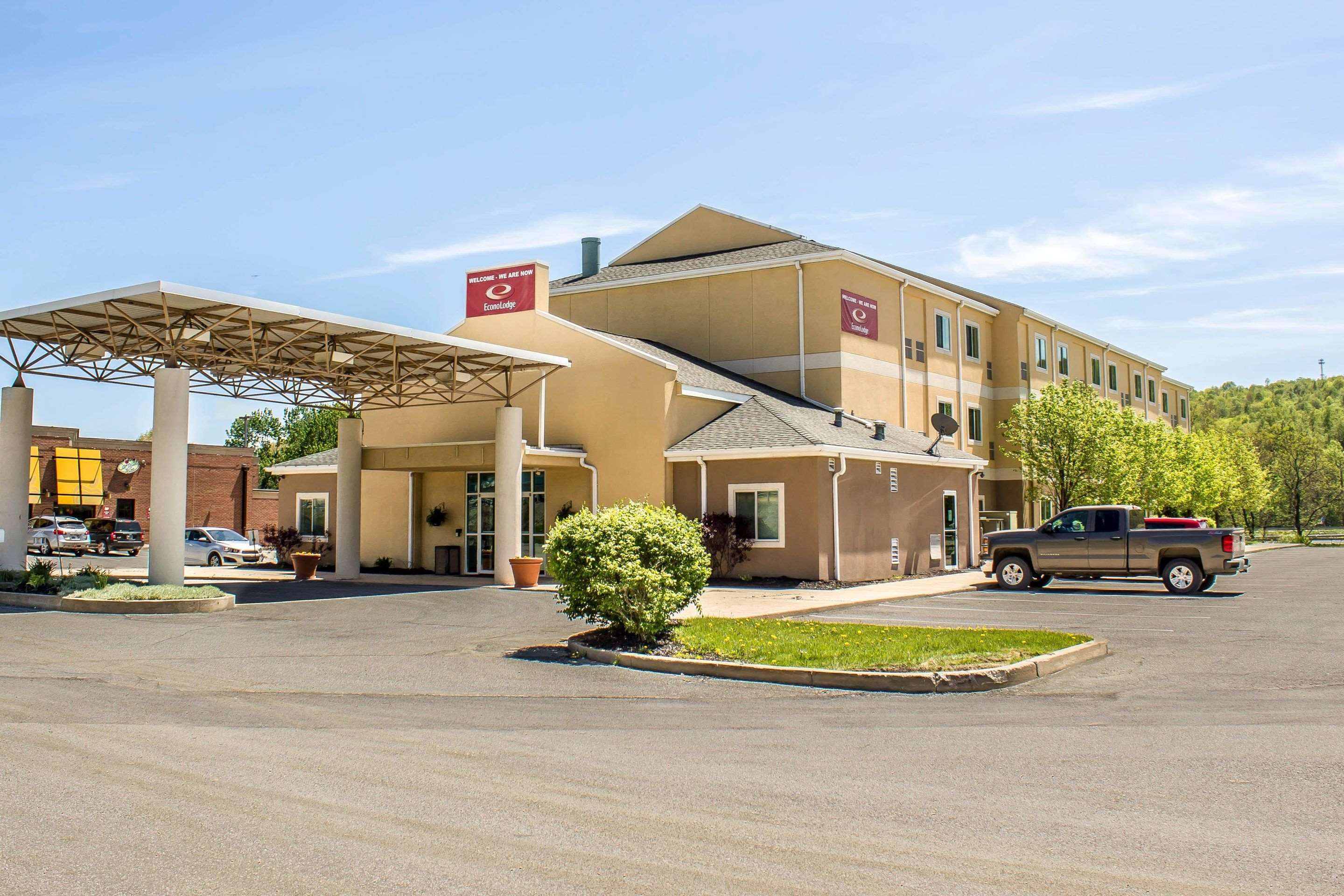 Hotel exterior | Econo Lodge