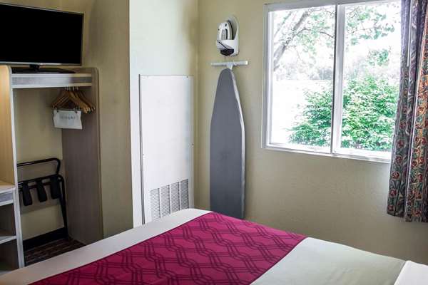  - Econo Lodge Meadville