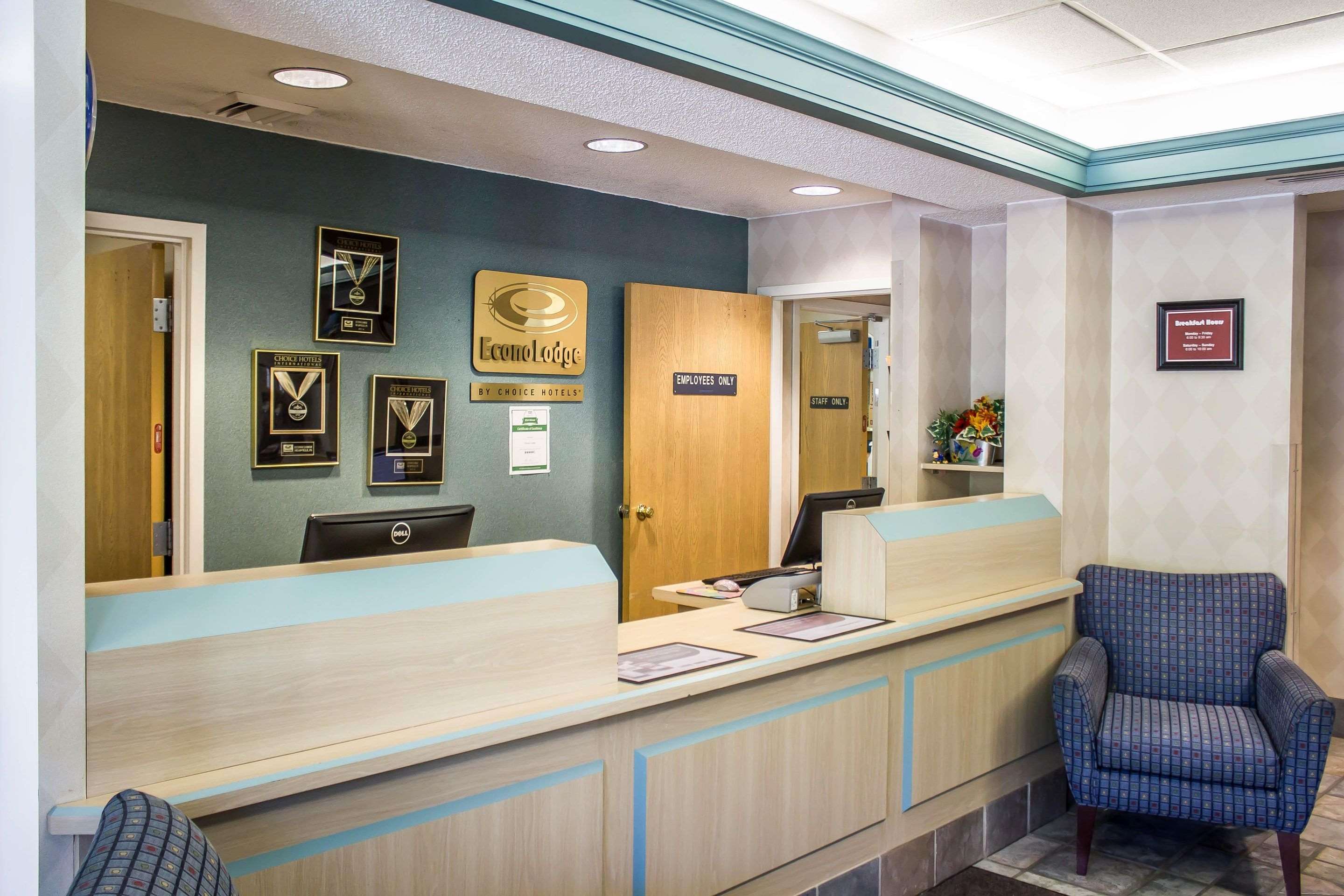 Front desk with friendly staff | Econo Lodge