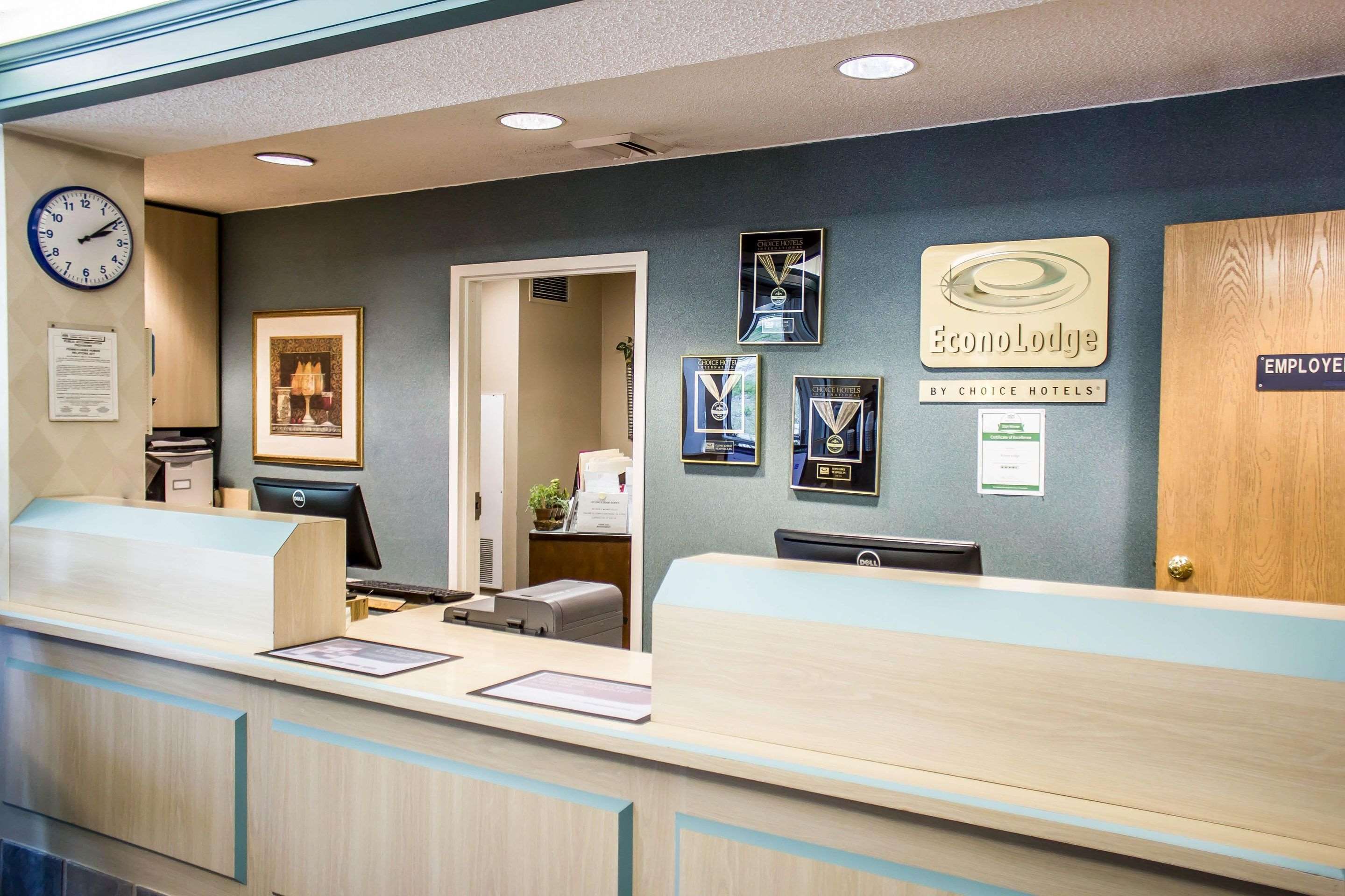 Hotel lobby | Econo Lodge