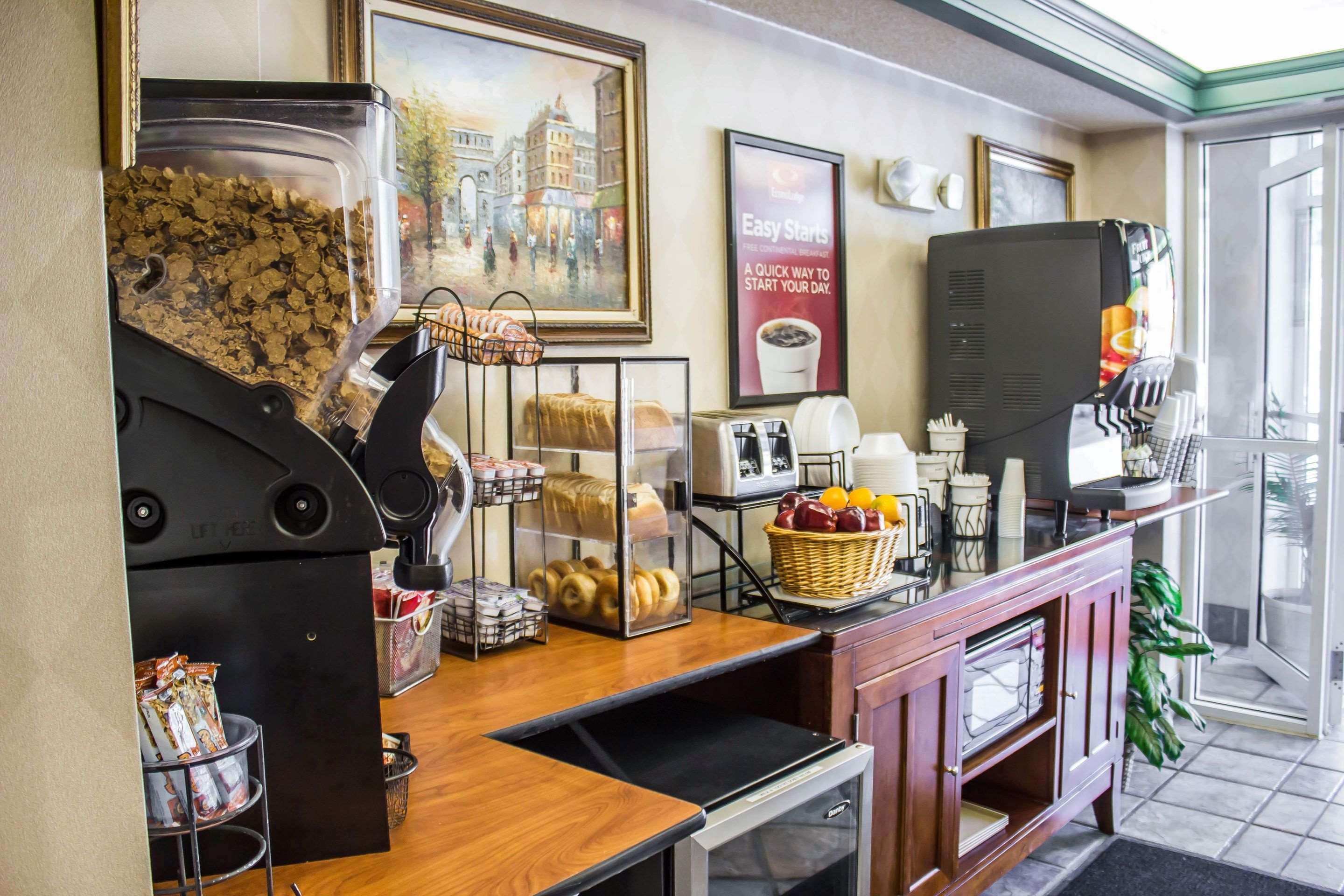 Free breakfast | Econo Lodge