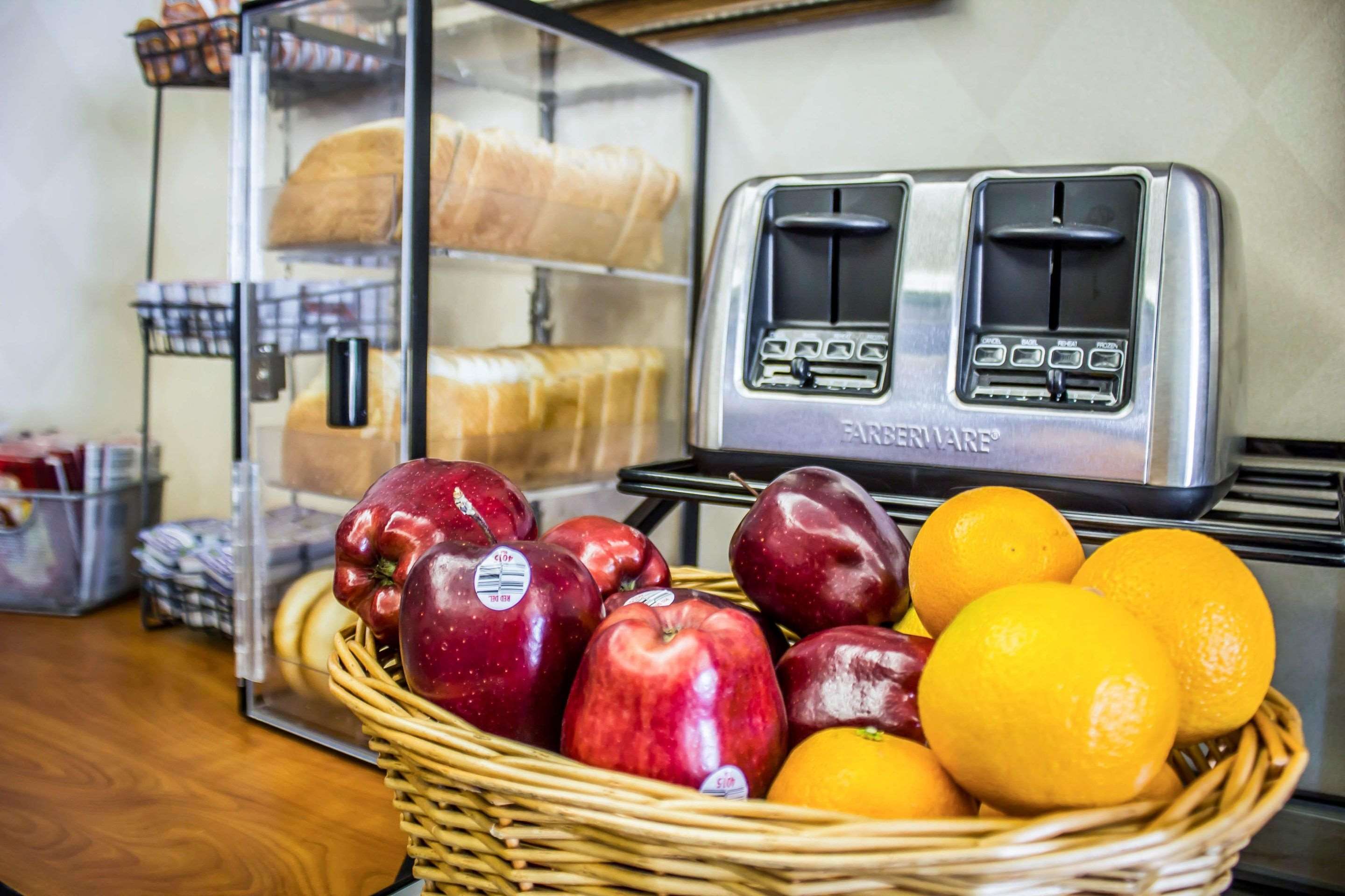 Free breakfast | Econo Lodge