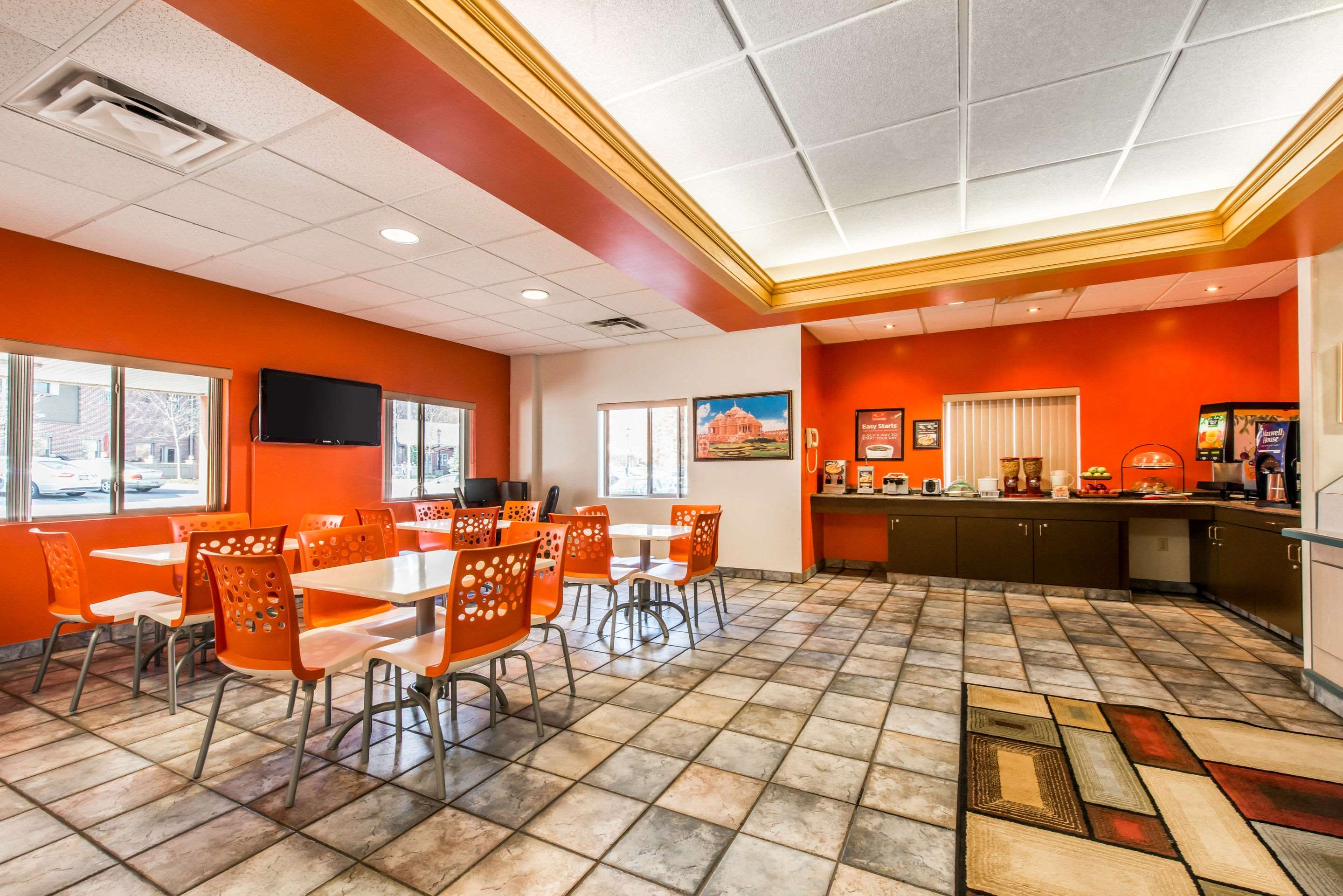 Breakfast area | Econo Lodge Johnstown Downtown