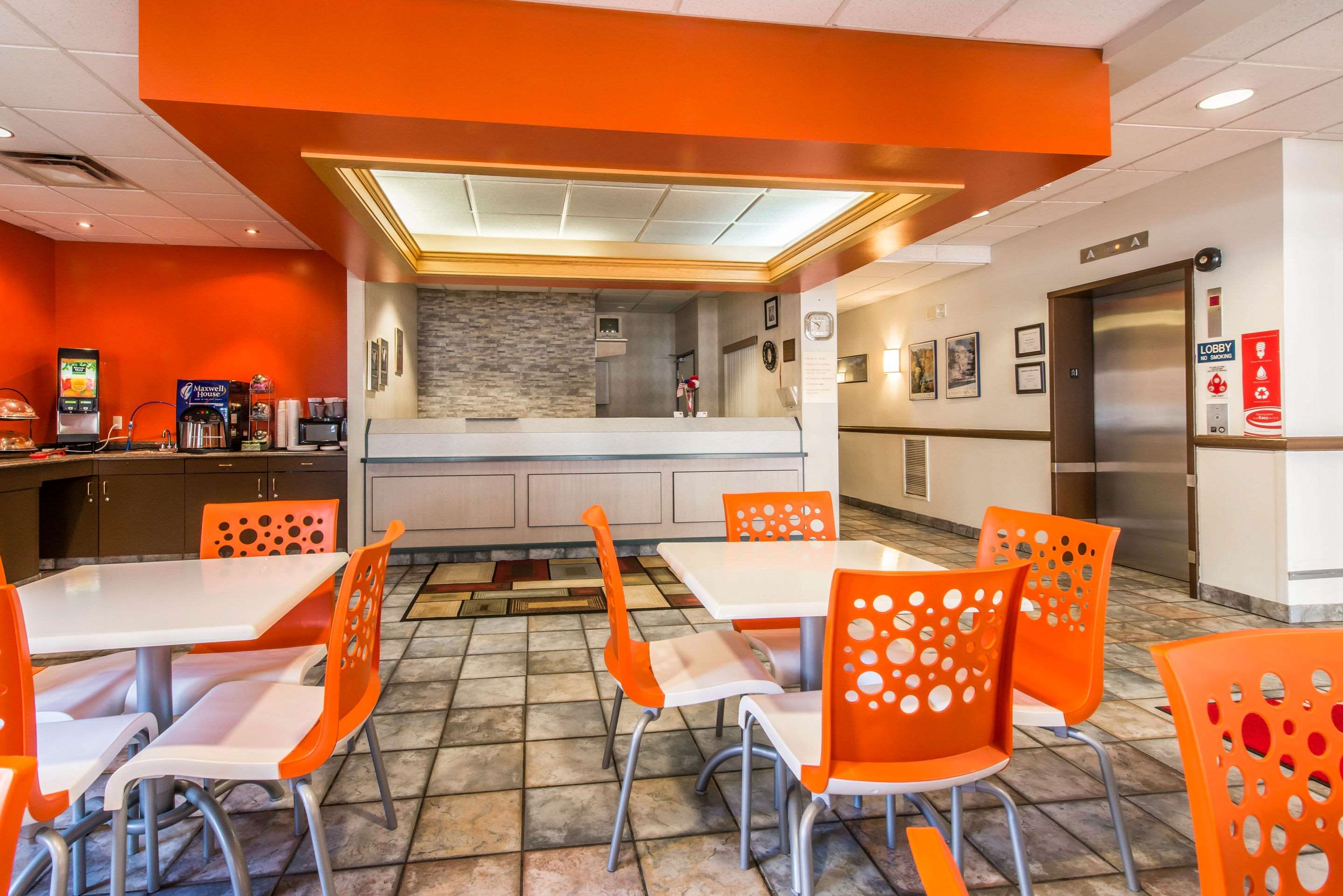 Breakfast area | Econo Lodge Johnstown Downtown