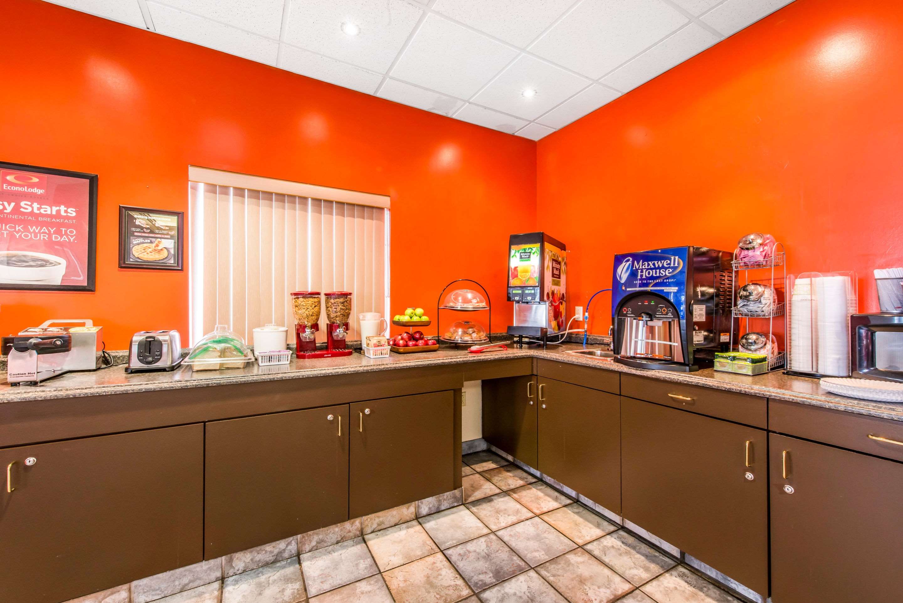 Breakfast area | Econo Lodge Johnstown Downtown